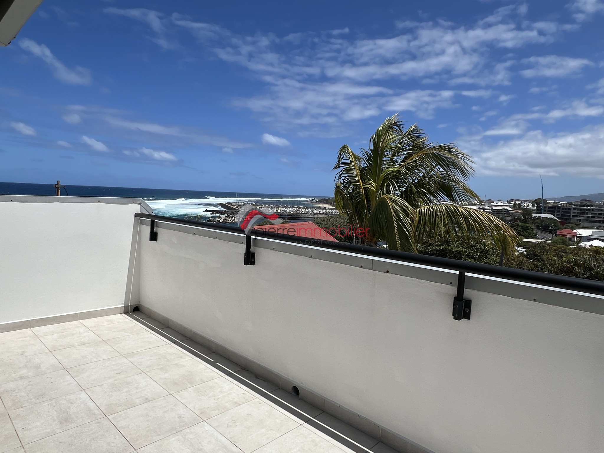 Appartement à vendre à St pierre, 1 210 m², 4 pièces – photo 1 sur 9