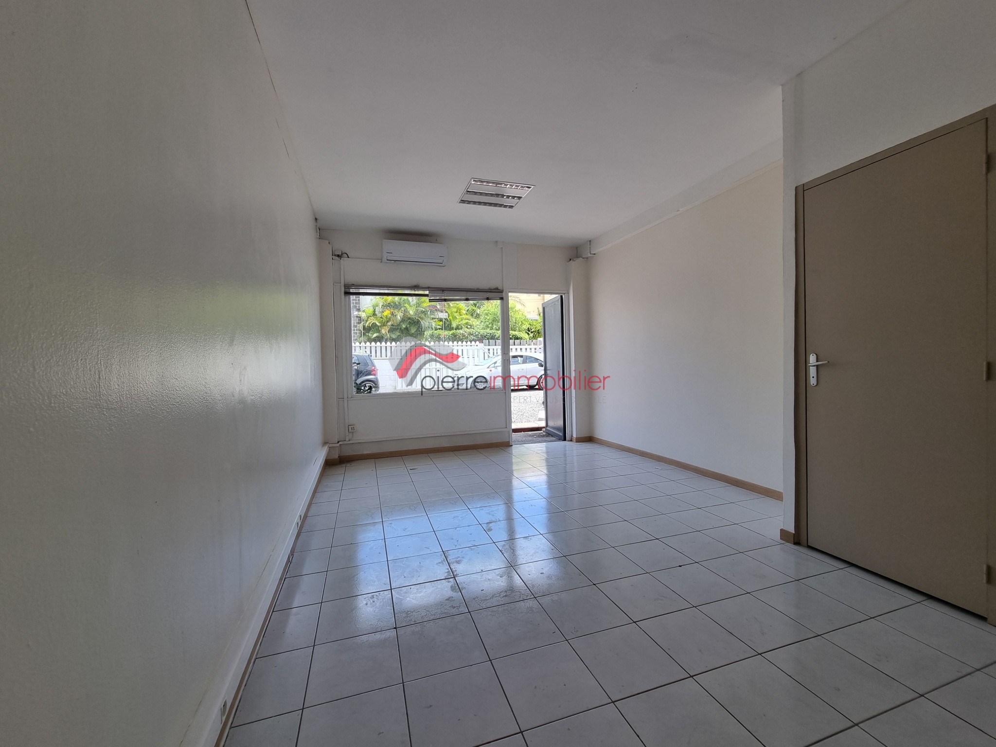Local commercial à louer à St pierre, 22 m² – photo 1 sur 3