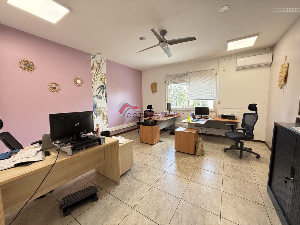 Local commercial à louer à St louis, 200 m², 8 pièces – photo 1 sur 10