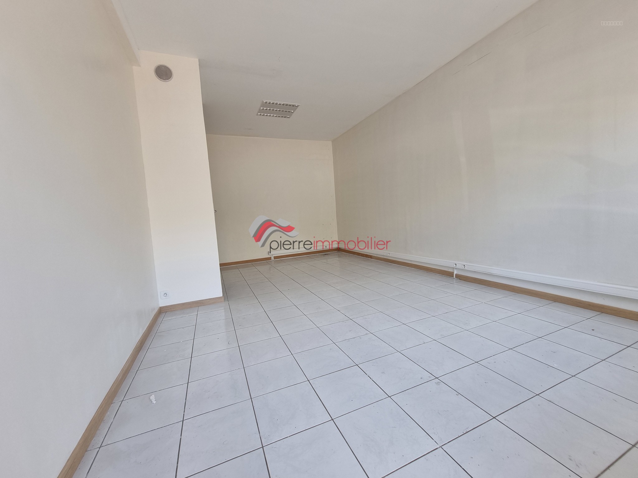 Local commercial à louer à St pierre, 22 m² – photo 3 sur 3