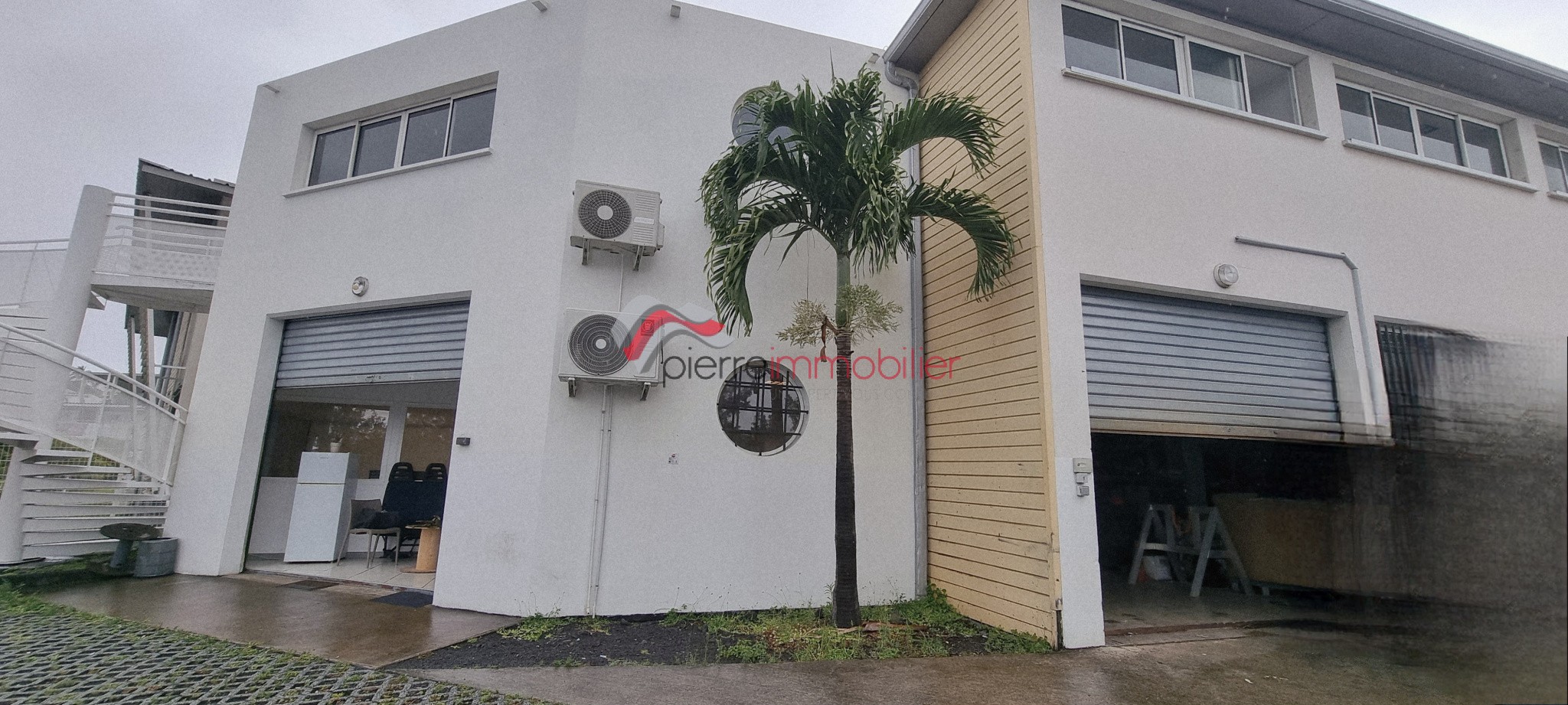Entrepôt à louer à St pierre, 297 m² – photo 1 sur 8