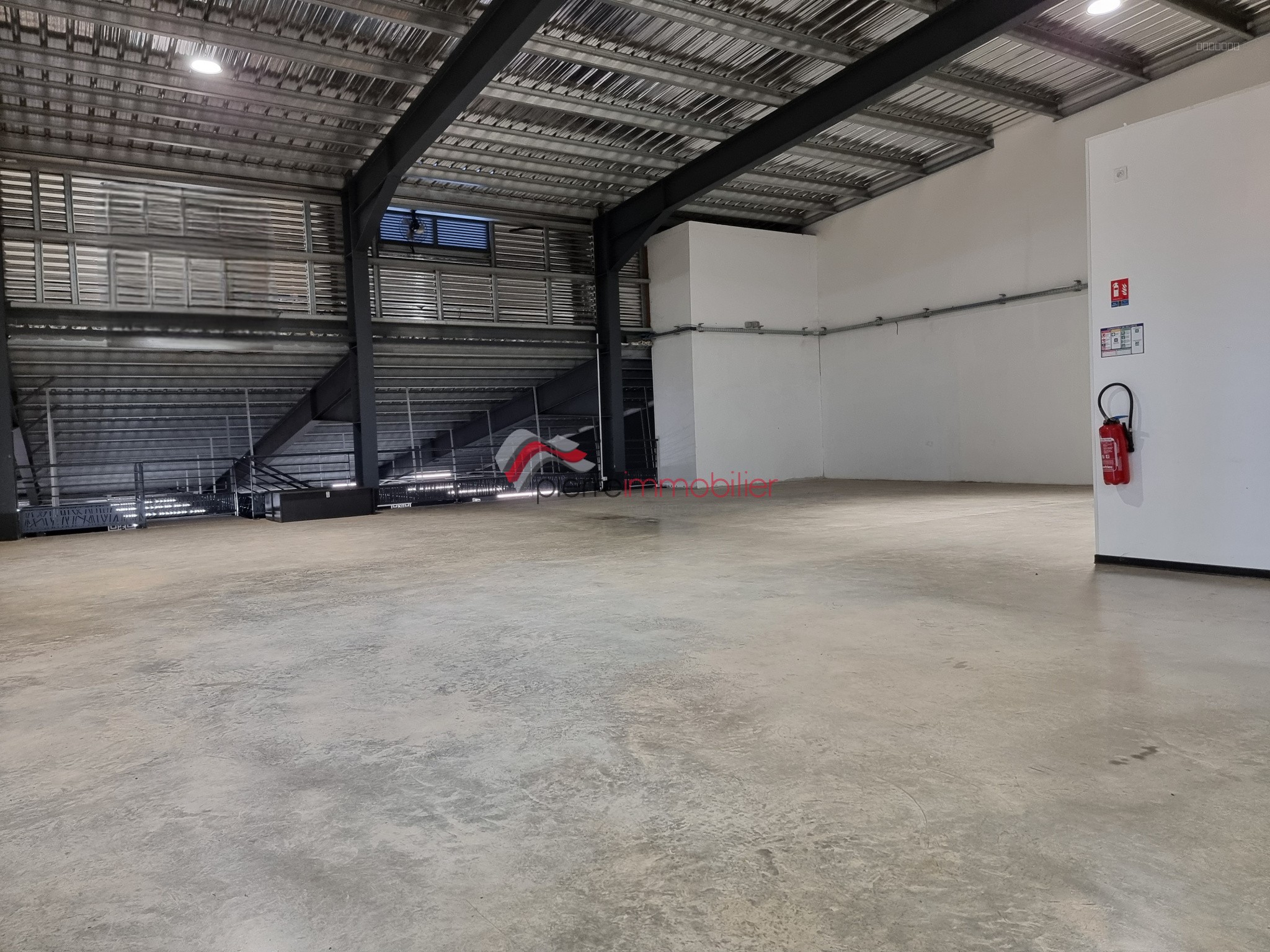 Bien immobilier à louer à St pierre, 950 m² – photo 1 sur 8