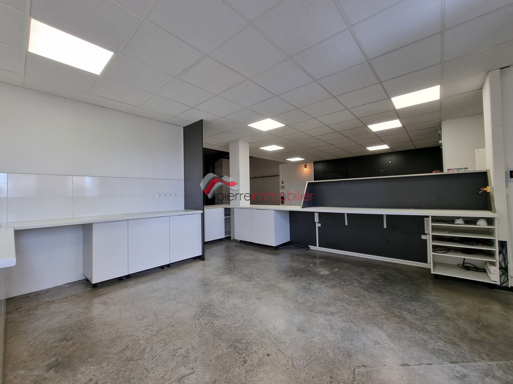 Bien immobilier à louer à St pierre, 500 m² – photo 2 sur 8