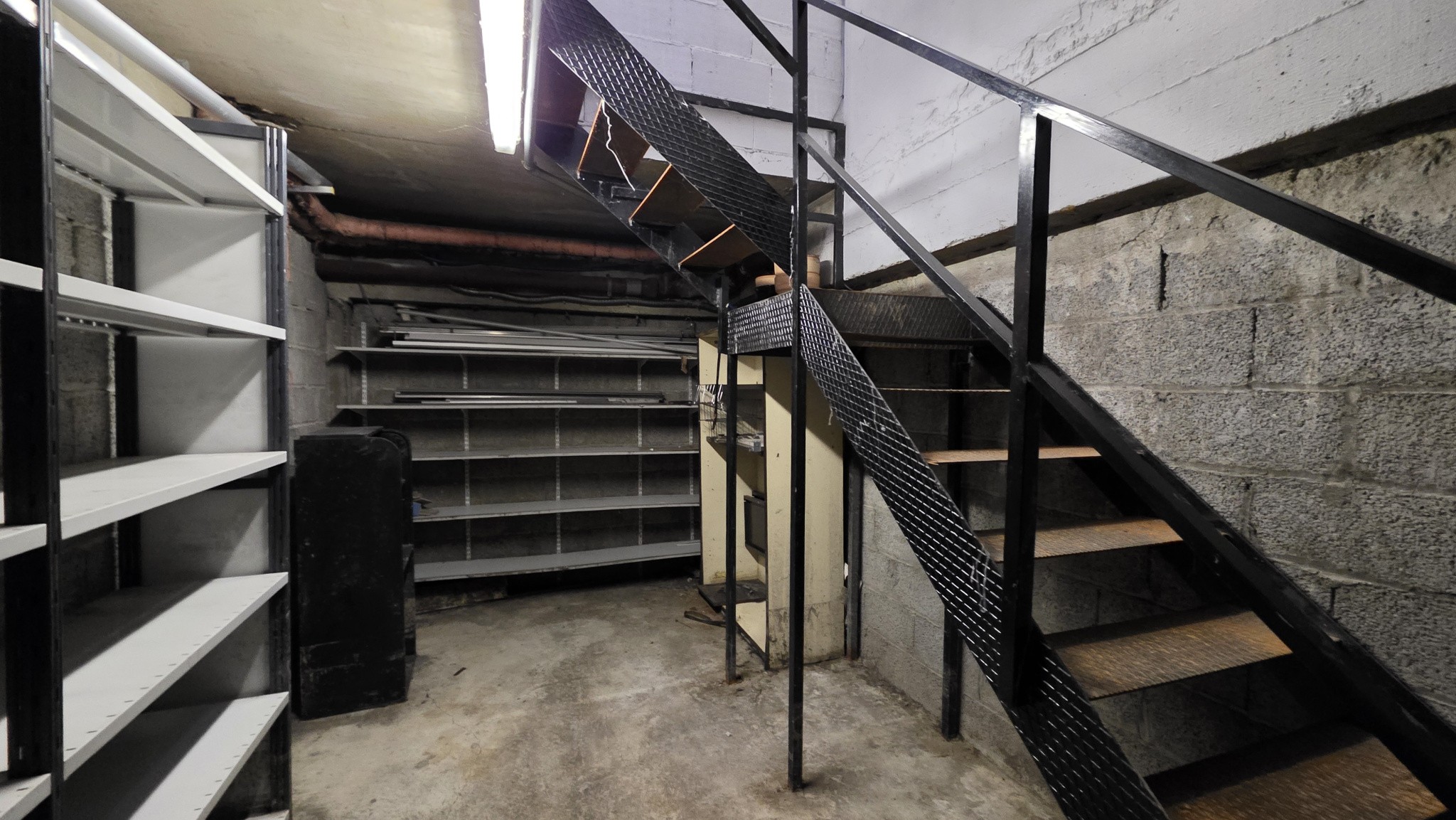 Local commercial avec cave et 3 garages — photo 10