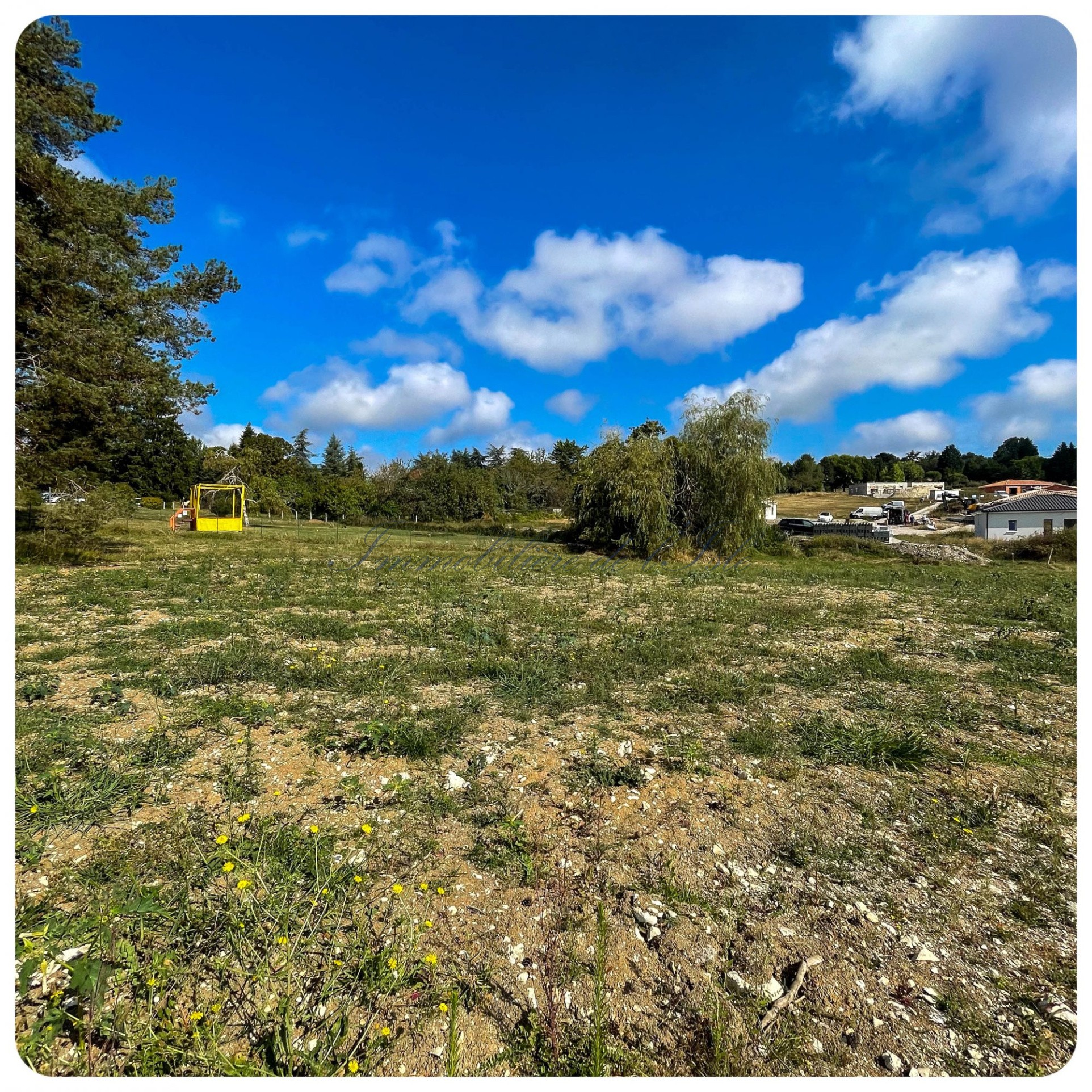 CHAMPCEVINEL - TERRAIN CONSTRUCTIBLE, VIABILISÉ ET PLAT — photo 4