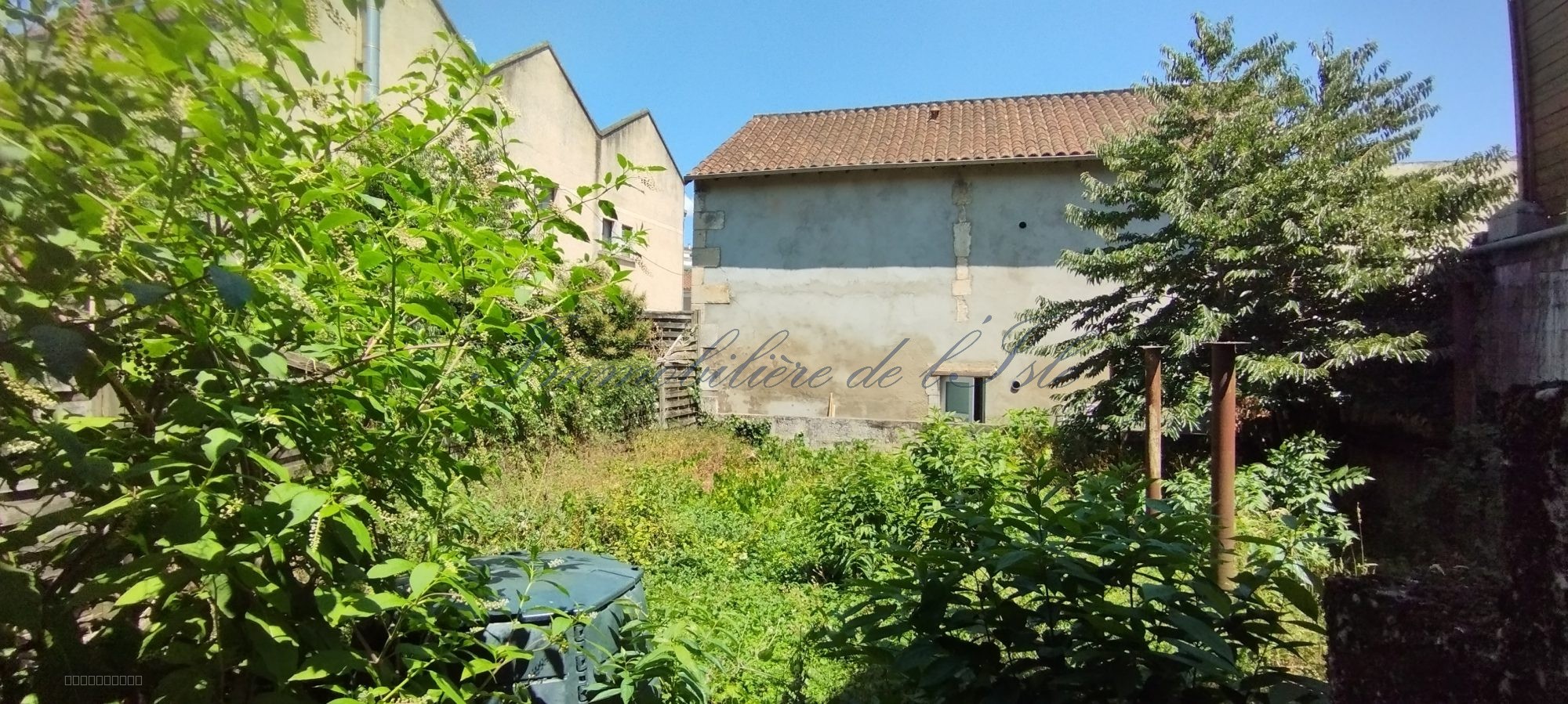 ENSEMBLE IMMOBILIER DE 285 M2 AVEC JARDIN - — photo 4