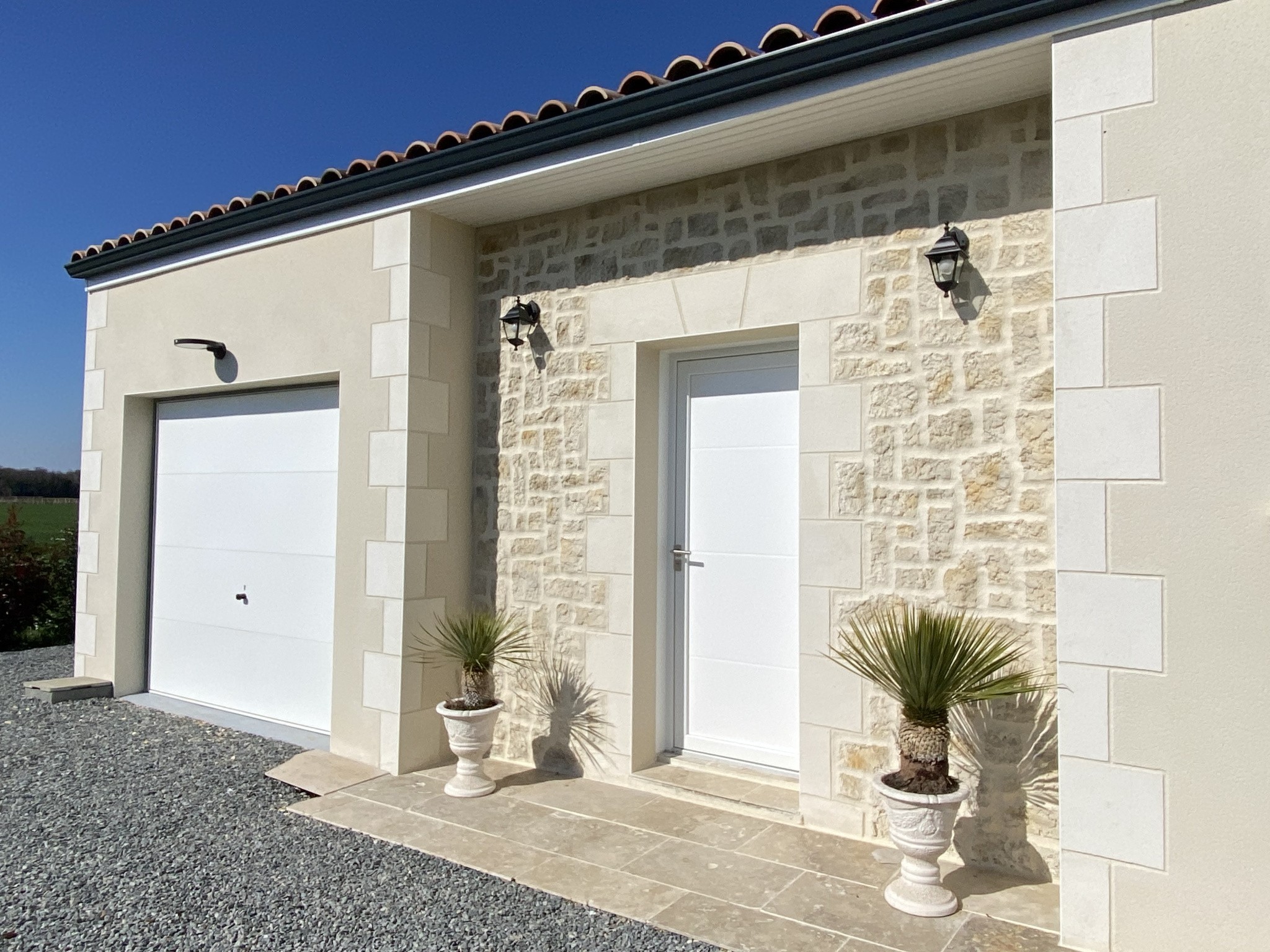 Maison à vendre à Champagnolles, 949 m², 4 pièces – photo 1 sur 16