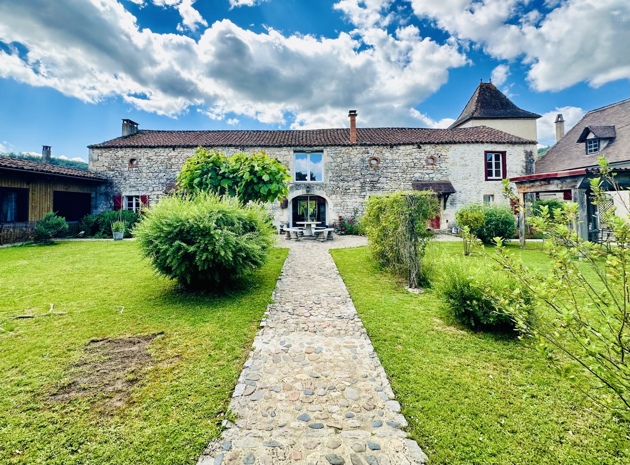 Bien immobilier à vendre à Larnagol, 400 m², 12 pièces – photo 1 sur 14