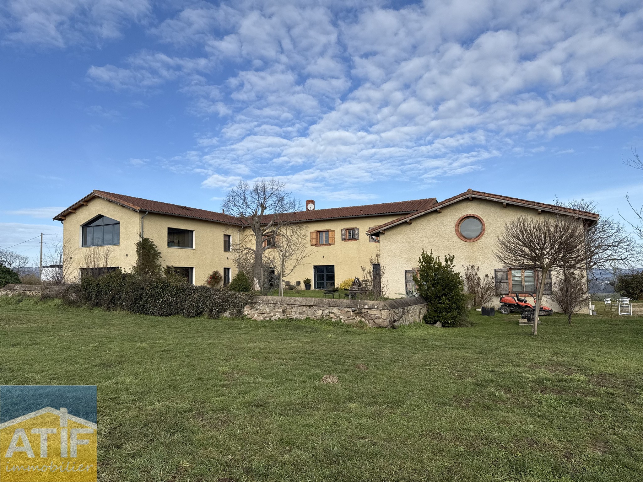 Bien immobilier à vendre à St julien d oddes, 420 m², 20 pièces – photo 2 sur 18