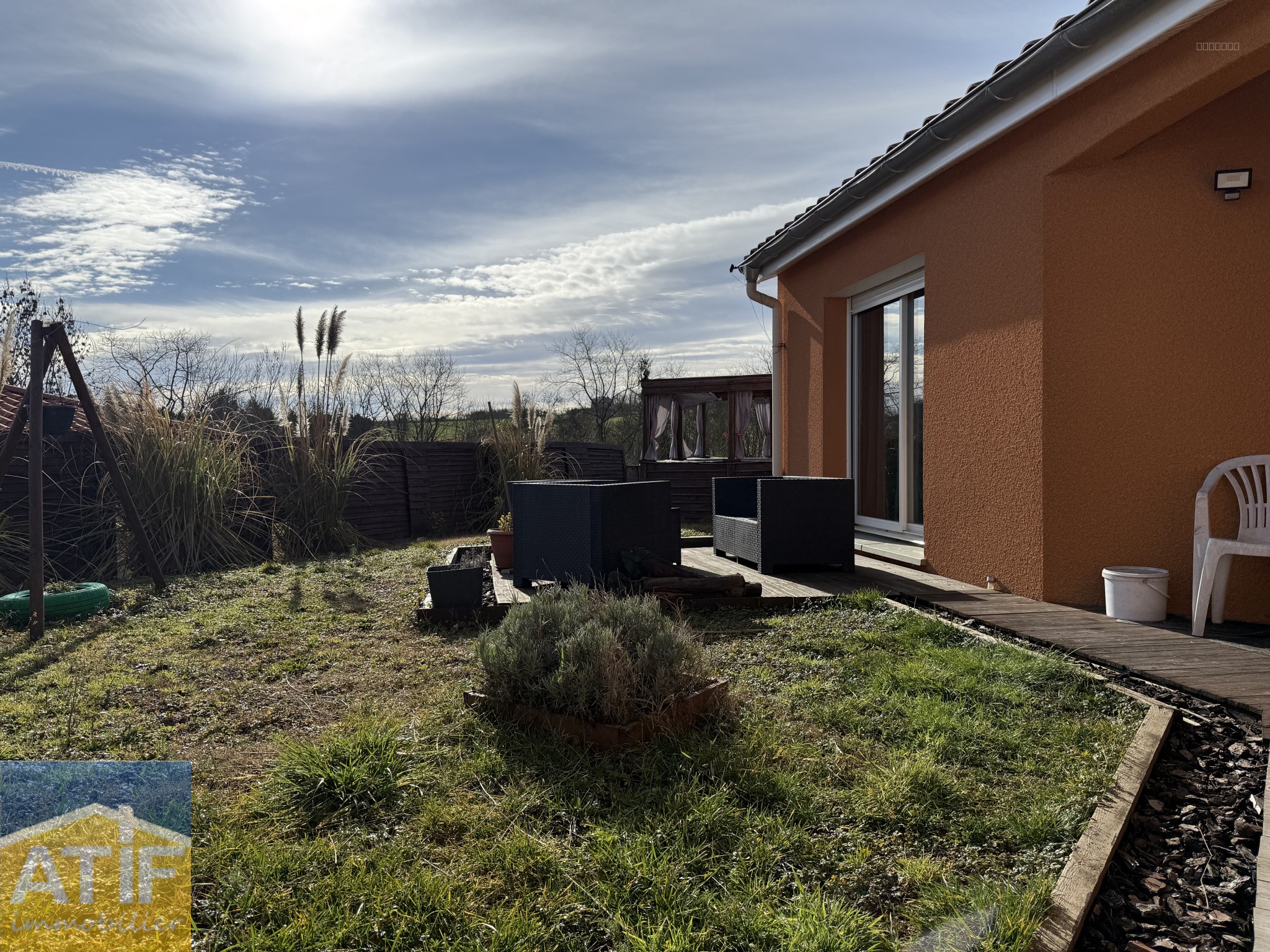 VILLA GARAGE TERRAIN — photo 1