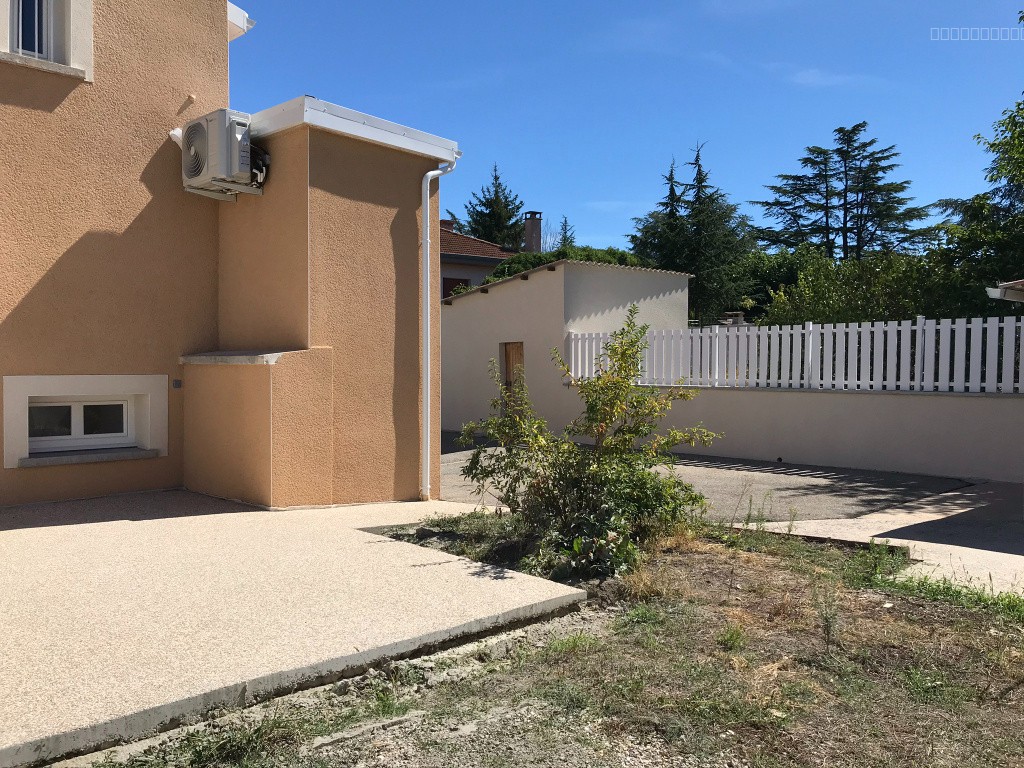 Maison entièrement rénovée avec jardin et garage — photo 13