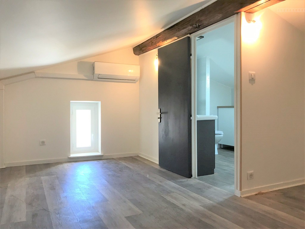 Maison entièrement rénovée avec jardin et garage — photo 7
