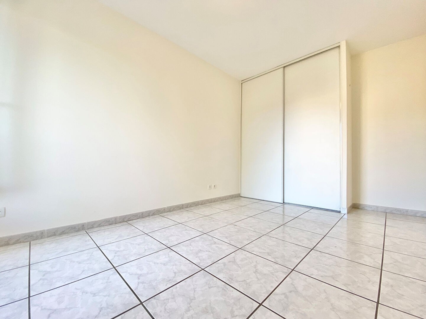 T2 TERRASSE + GARAGE + PARKING PRIVATIF DANS RESIDENCE DE STANDING A VOURLES — photo 10