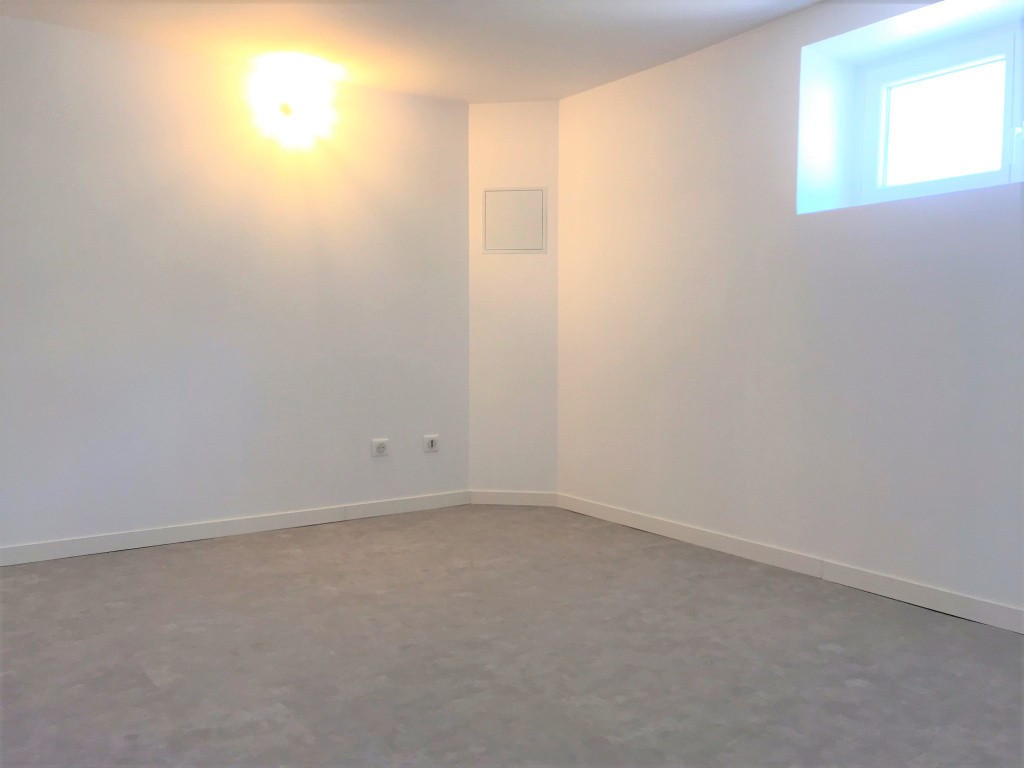 Maison entièrement rénovée avec jardin et garage — photo 12