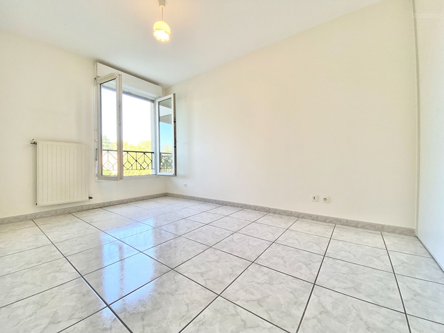 T2 TERRASSE + GARAGE + PARKING PRIVATIF DANS RESIDENCE DE STANDING A VOURLES — photo 9