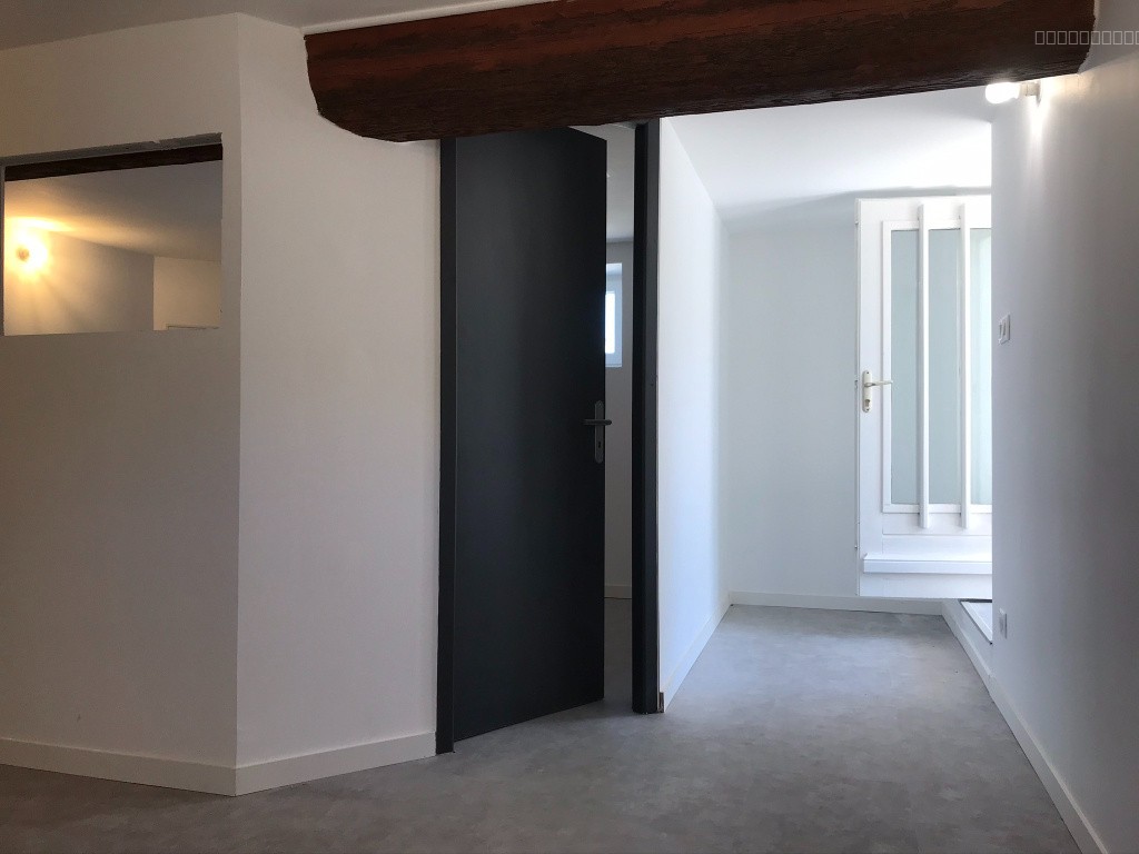 Maison entièrement rénovée avec jardin et garage — photo 9