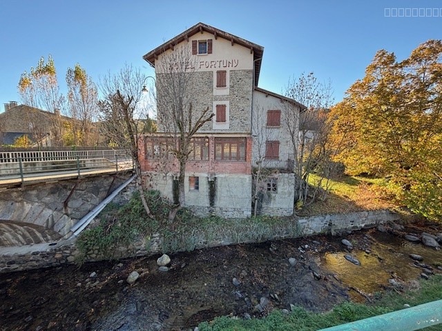 Bien immobilier à vendre à Ur, 400 m², 16 pièces – photo 3 sur 14