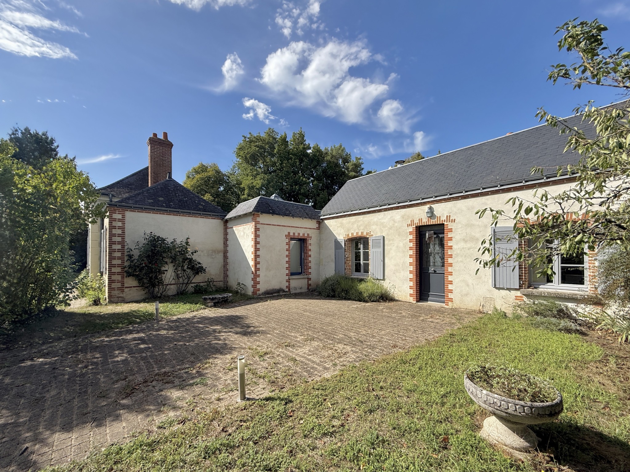 Maison de charme avec dépendance, 245 m2 habitables, terrain de 3897 m2 et quadruple garage   Artannes-sur-Ind — photo 13