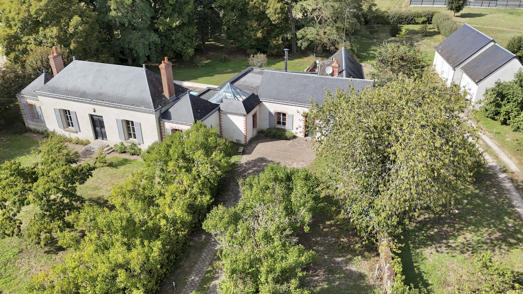Maison de charme avec dépendance, 245 m2 habitables, terrain de 3897 m2 et quadruple garage   Artannes-sur-Ind — photo 16