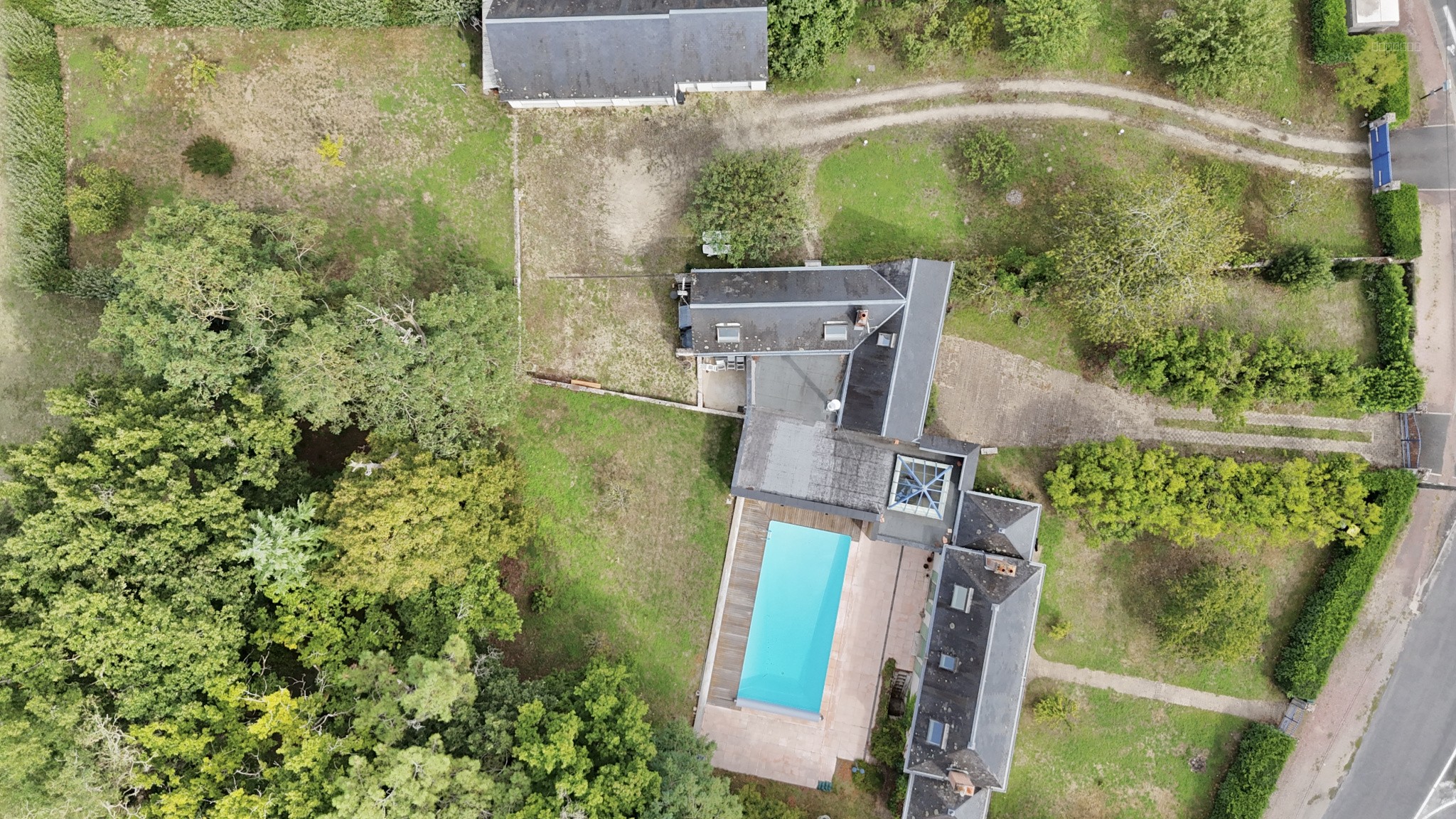 Maison de charme avec dépendance, 245 m2 habitables, terrain de 3897 m2 et quadruple garage   Artannes-sur-Ind — photo 17