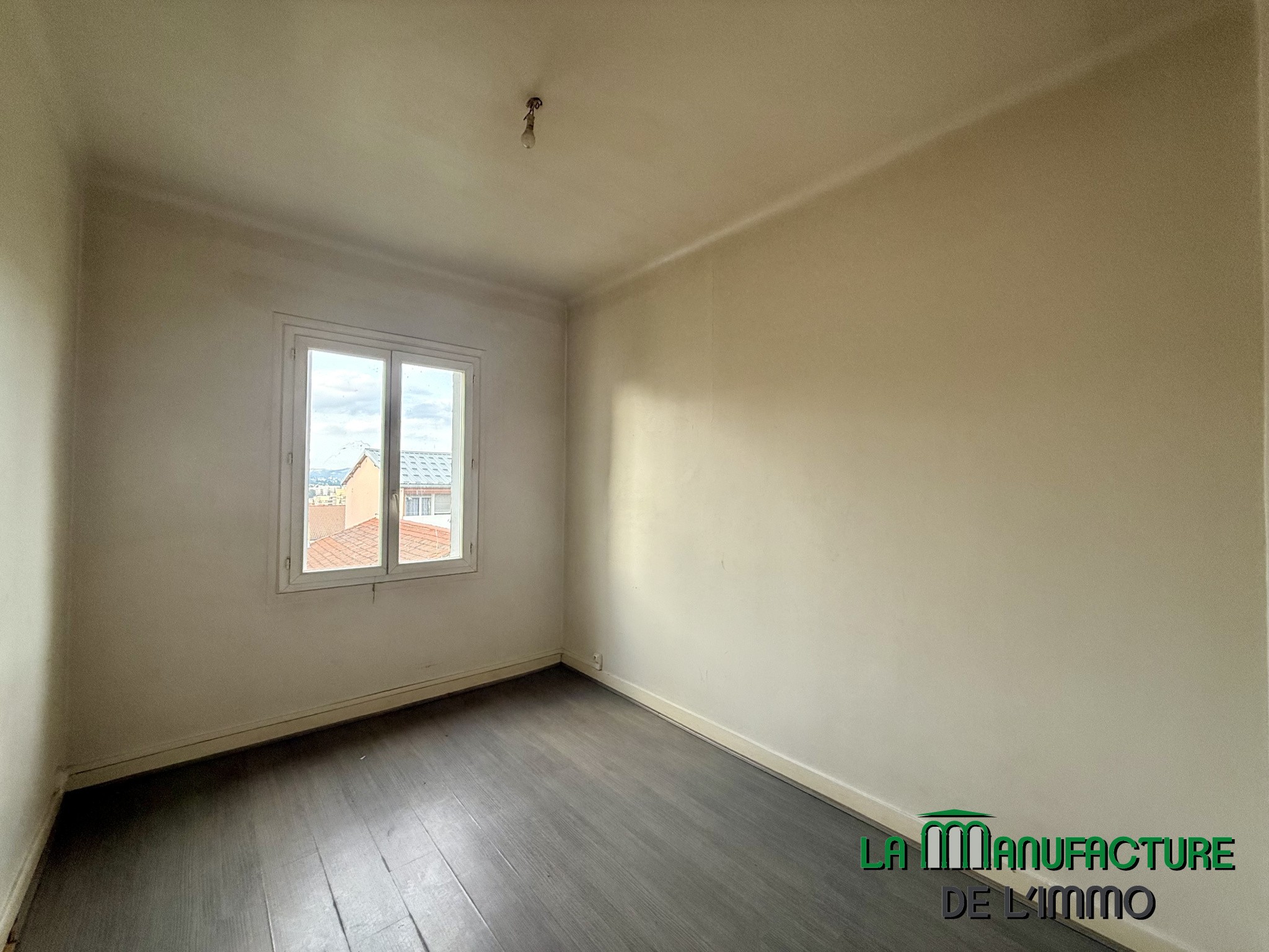 IDEAL INVESTISSEURS - IMMEUBLE DE RAPPORT DE 3 LOGEMENTS F2 / CHATEAUCREUX-PROX. CENTRE VILLE — photo 11
