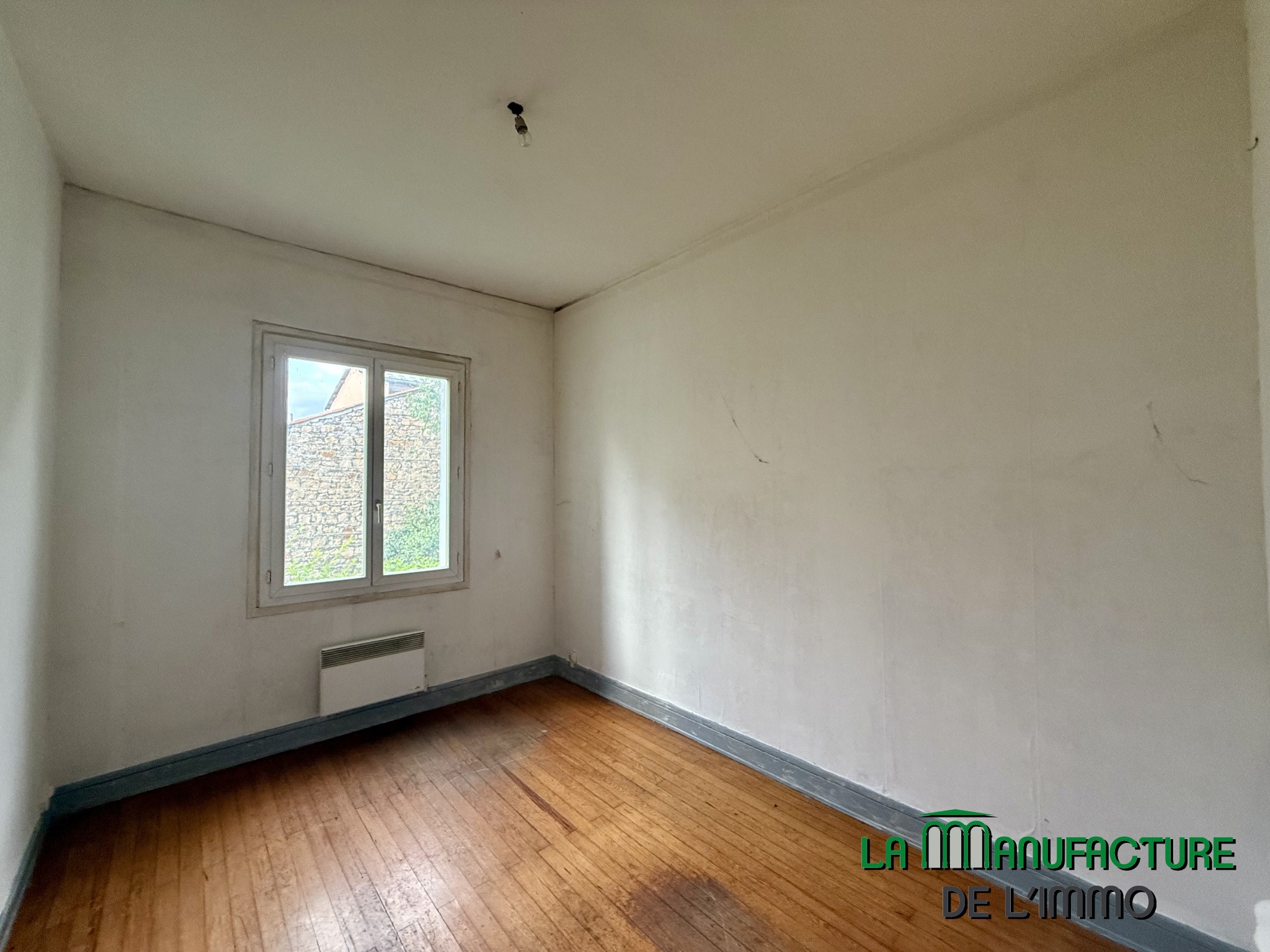 IDEAL INVESTISSEURS - IMMEUBLE DE RAPPORT DE 3 LOGEMENTS F2 / CHATEAUCREUX-PROX. CENTRE VILLE — photo 7
