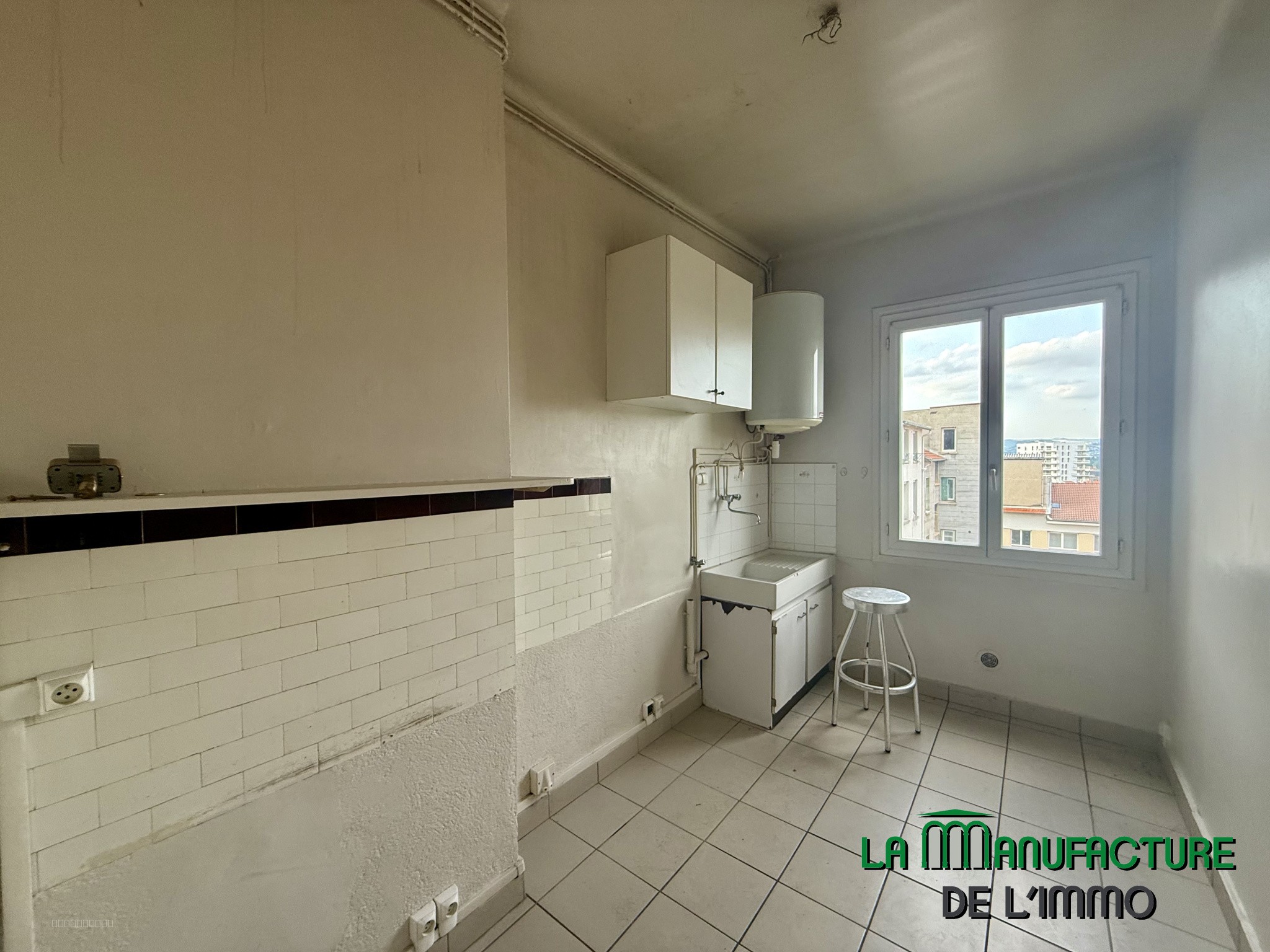 IDEAL INVESTISSEURS - IMMEUBLE DE RAPPORT DE 3 LOGEMENTS F2 / CHATEAUCREUX-PROX. CENTRE VILLE — photo 4