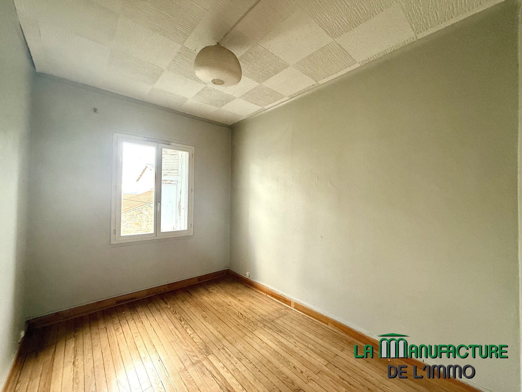 IDEAL INVESTISSEURS - IMMEUBLE DE RAPPORT DE 3 LOGEMENTS F2 / CHATEAUCREUX-PROX. CENTRE VILLE — photo 10