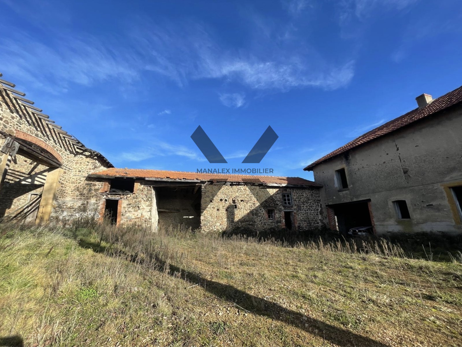 Maison à vendre à St priest la roche, 500 m², 6 pièces – photo 2 sur 16