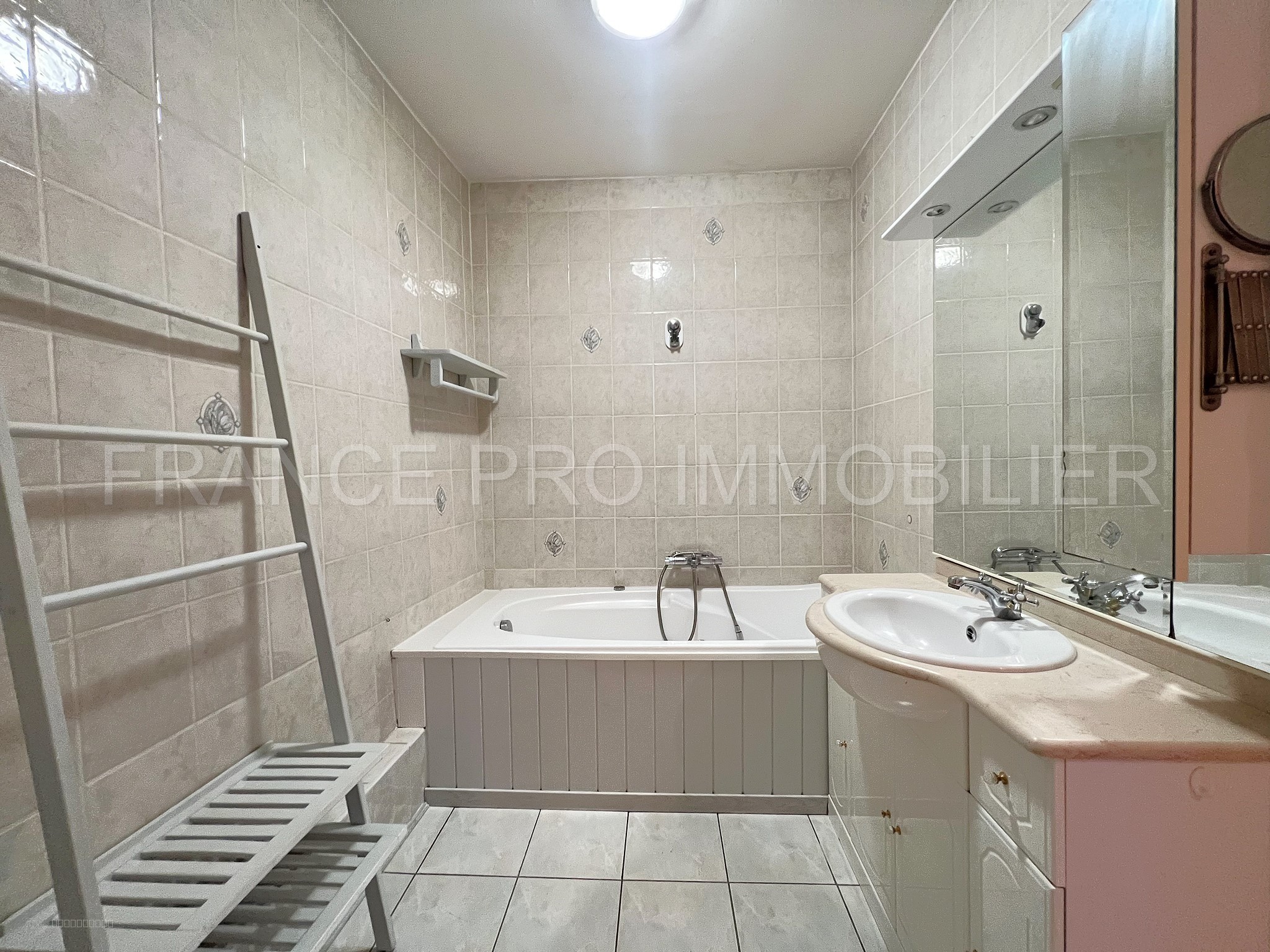 Maison avec cour idéalement située à Tourlaville — photo 8