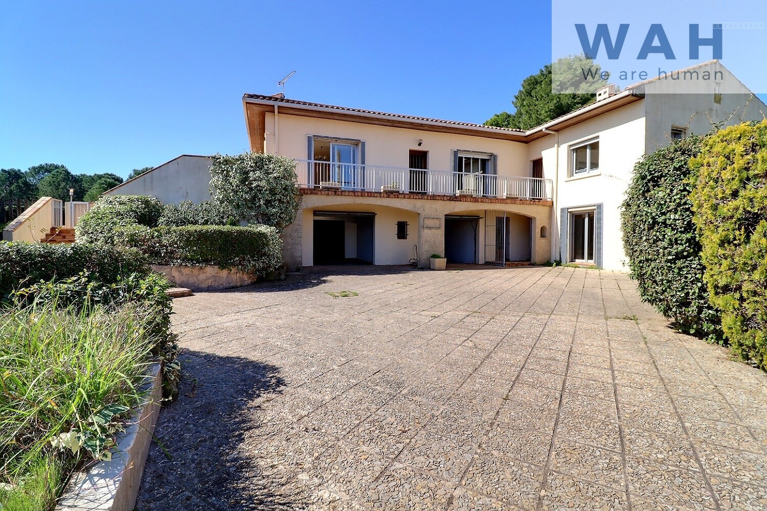 Villa à vendre à Clermont l herault, 24,5 m², 10 pièces – photo 1 sur 16