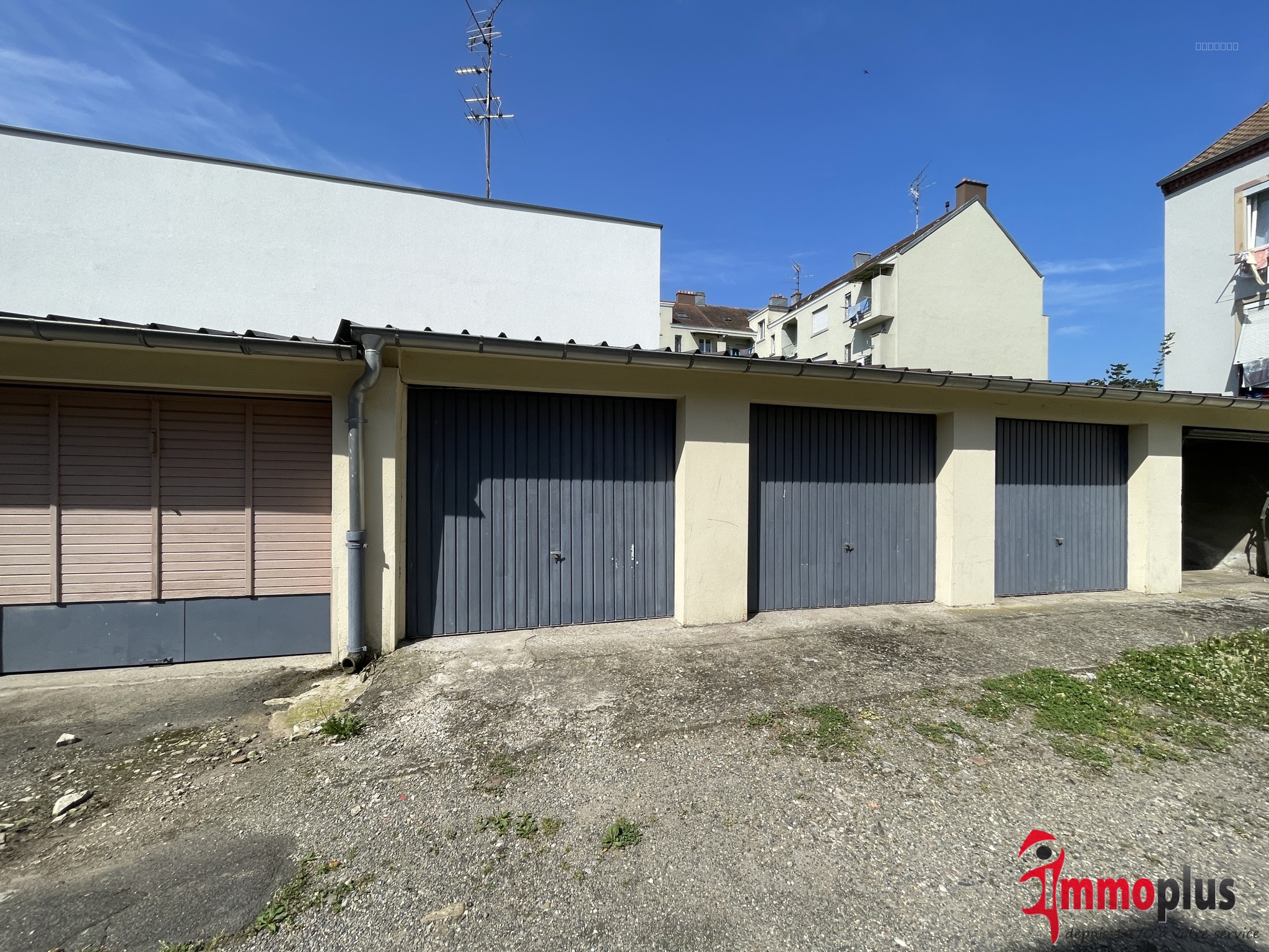 Garage à louer à Mulhouse, 1 200 m² – photo 1 sur 3