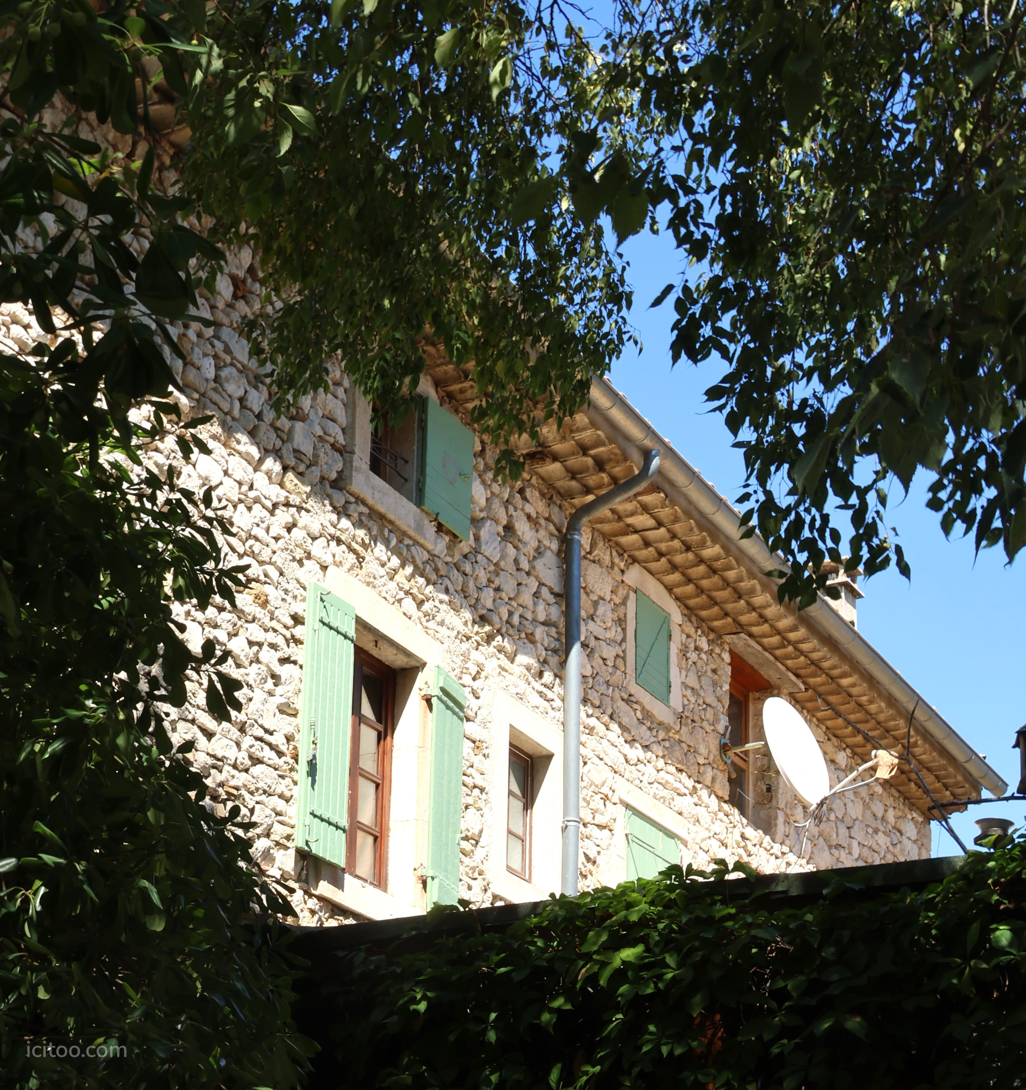 Maison à vendre à Verfeuil : maison en pierre avec volets de couleur verte