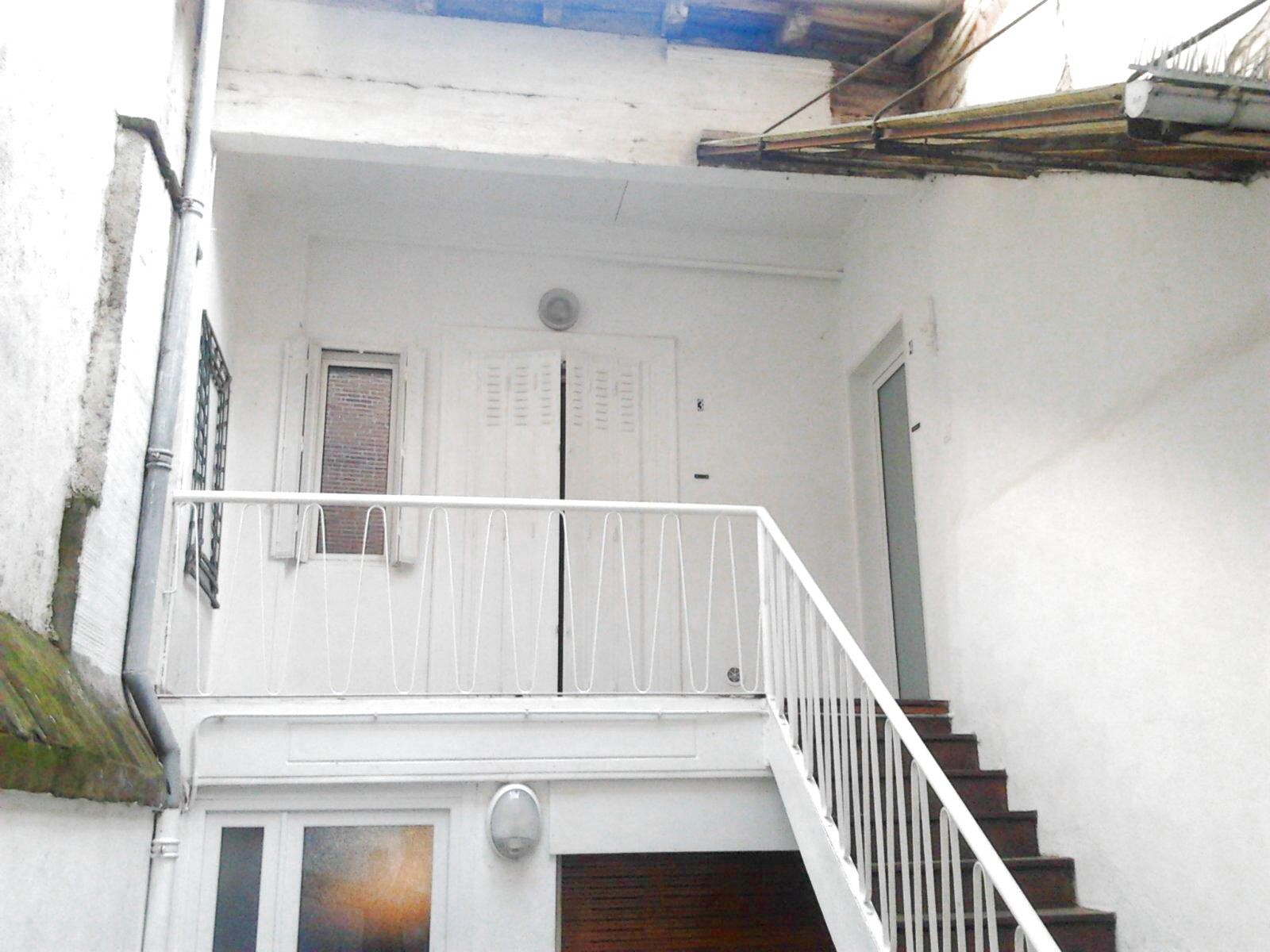 Ensemble immobilier composé de deux bâtiments avec 3 logements et un local commercial — photo 5