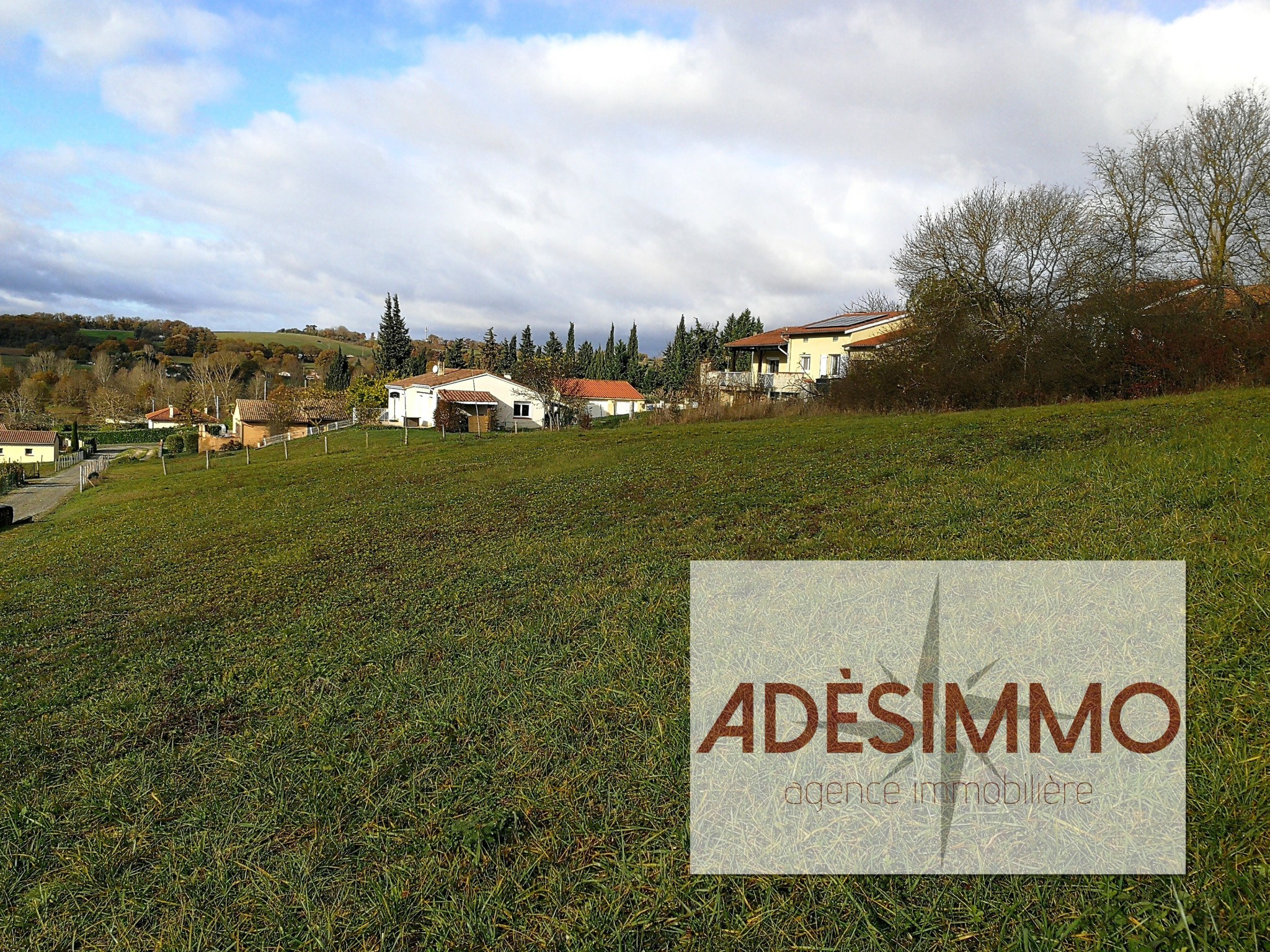 Terrain à vendre à Ste suzanne, 1 200 m² – photo 1 sur 2