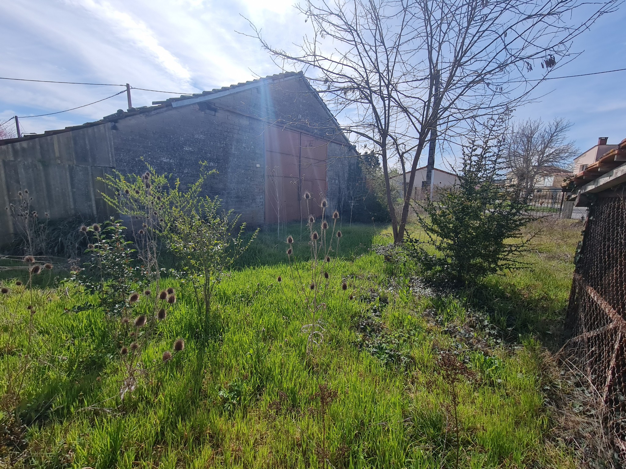 Garage de 140m2 à rénover avec jardin — photo 4