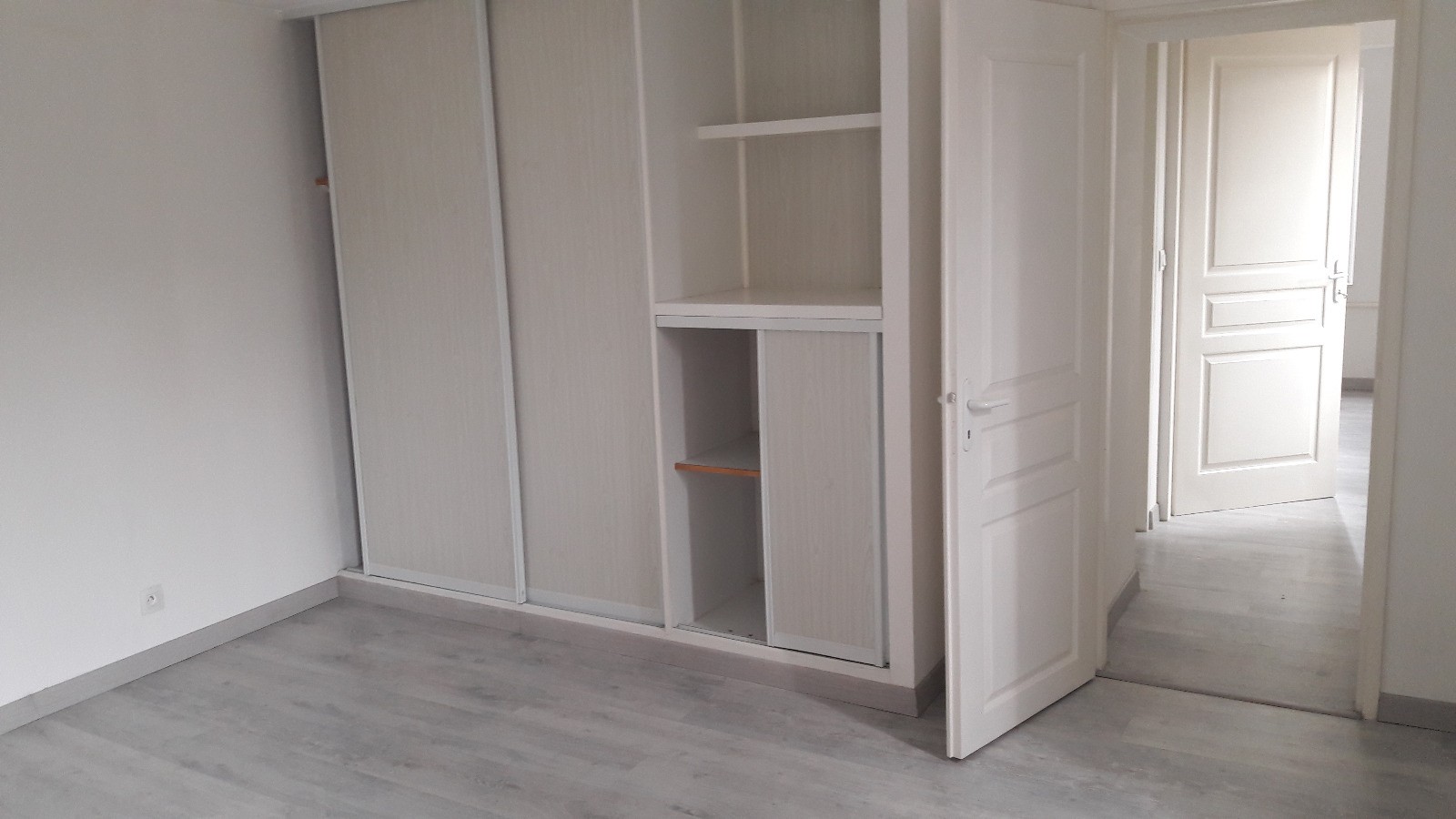 Ensemble immobilier composé de deux bâtiments avec 3 logements et un local commercial — photo 4