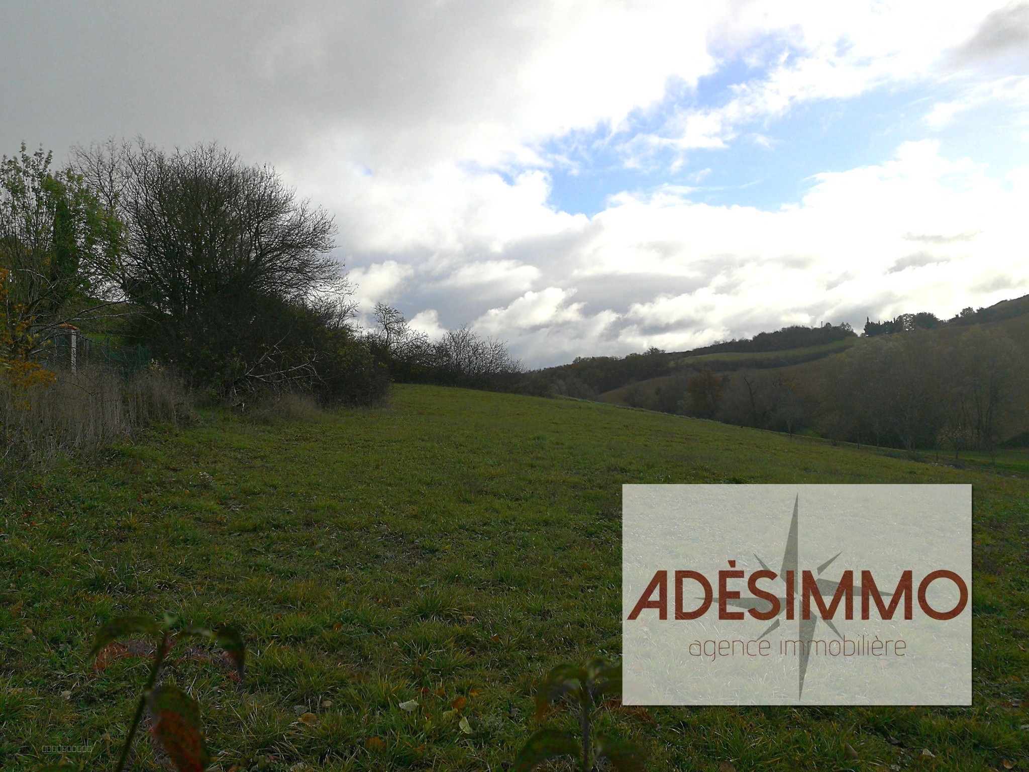 Terrain à vendre à Ste suzanne, 1 200 m² – photo 2 sur 2