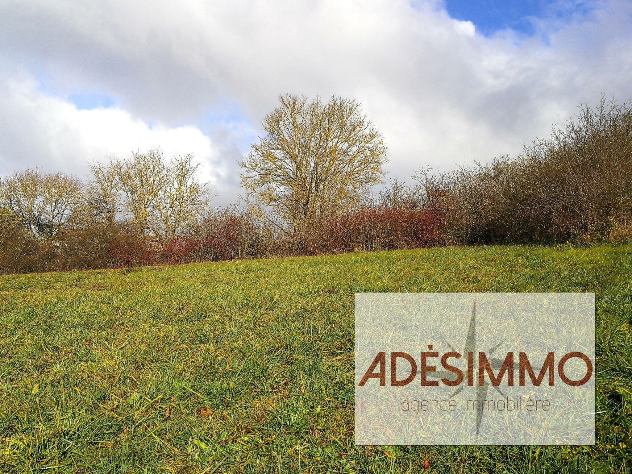 Terrain à vendre à Ste suzanne, 1 200 m² – photo 1 sur 2