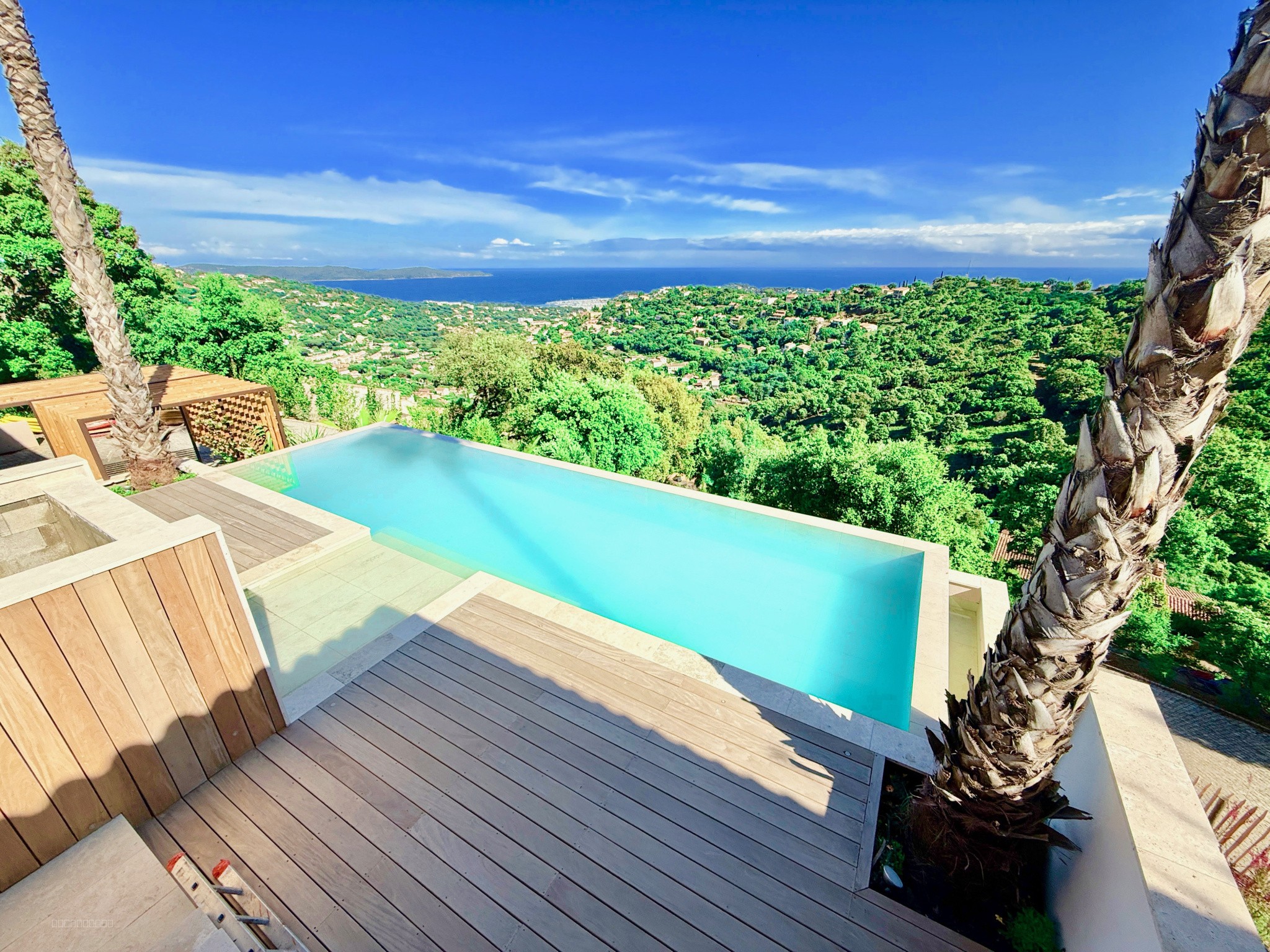Bien immobilier à vendre à Cavalaire sur mer, 291 m², 9 pièces – photo 2 sur 12