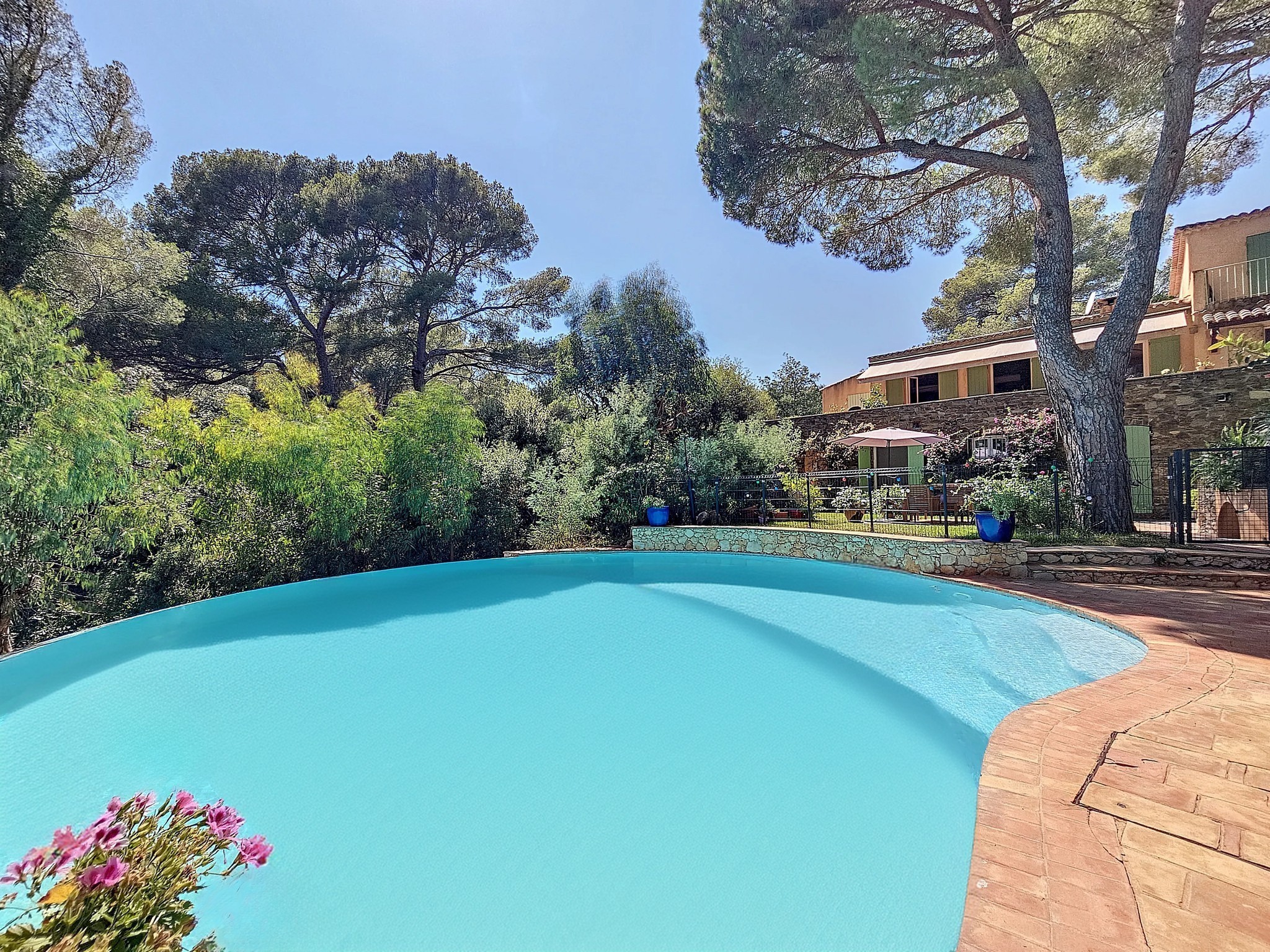 Bien immobilier à vendre à Cavalaire sur mer, 279 m², 14 pièces – photo 1 sur 20
