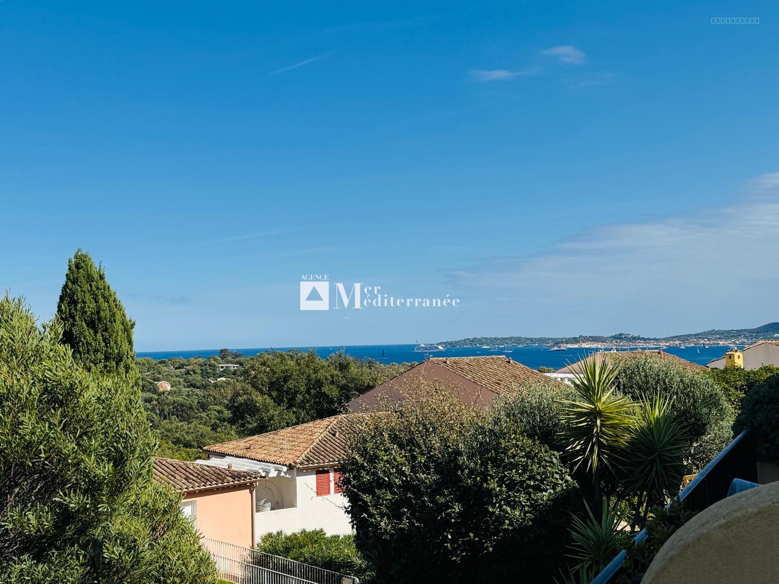 A VENDRE - APPARTEMENT 4 PIÈCES EN REZ-DE-CHAUSSÉE, SITUÉ DANS UN DOMAINE SÉCURISÉ AVEC VUE SUR LA MER (83310 — photo 1