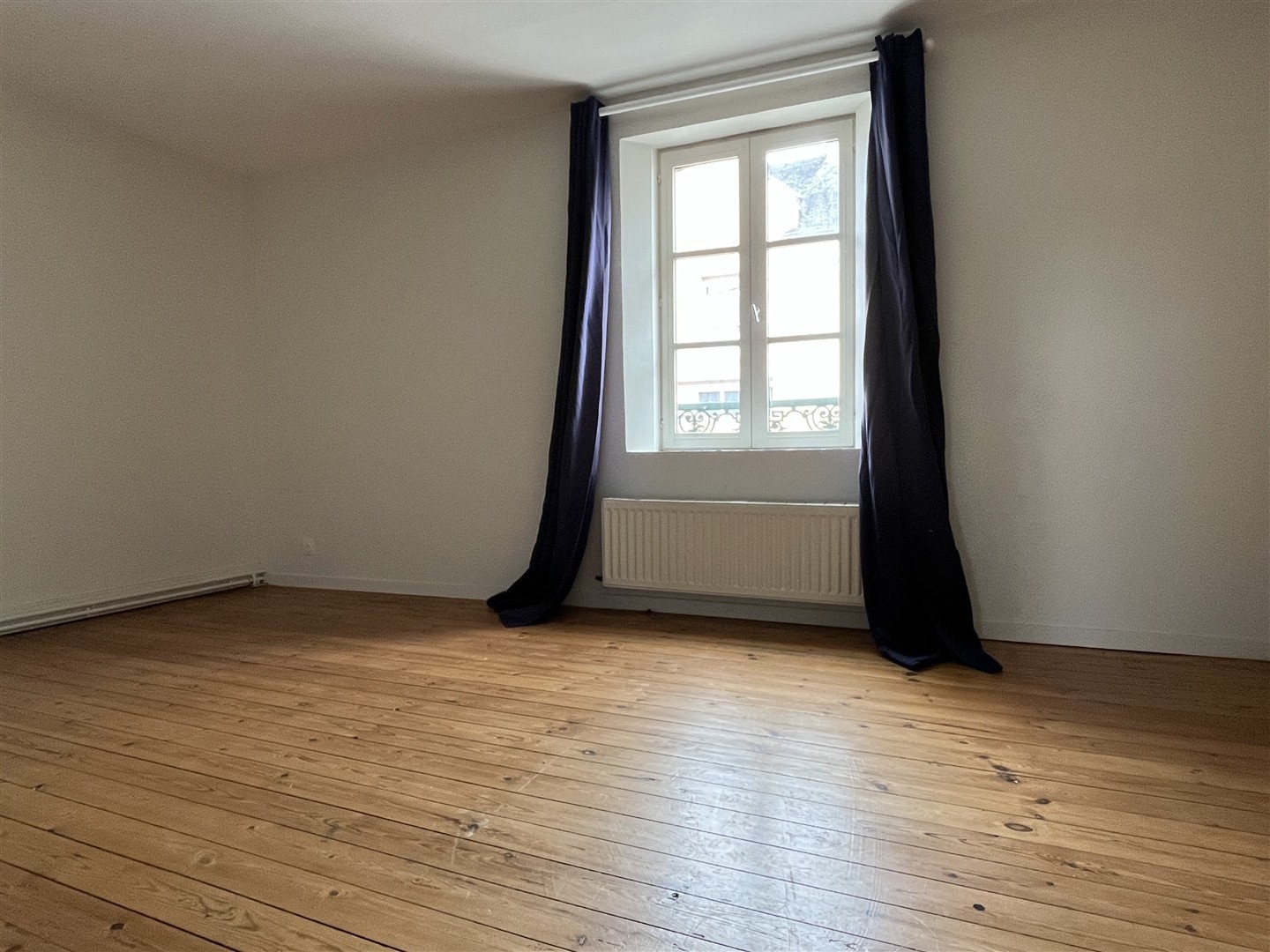 Maison construite en briques et couverte en ardoises se situe en plein centre ville à 1mn à pied des commerces — photo 10