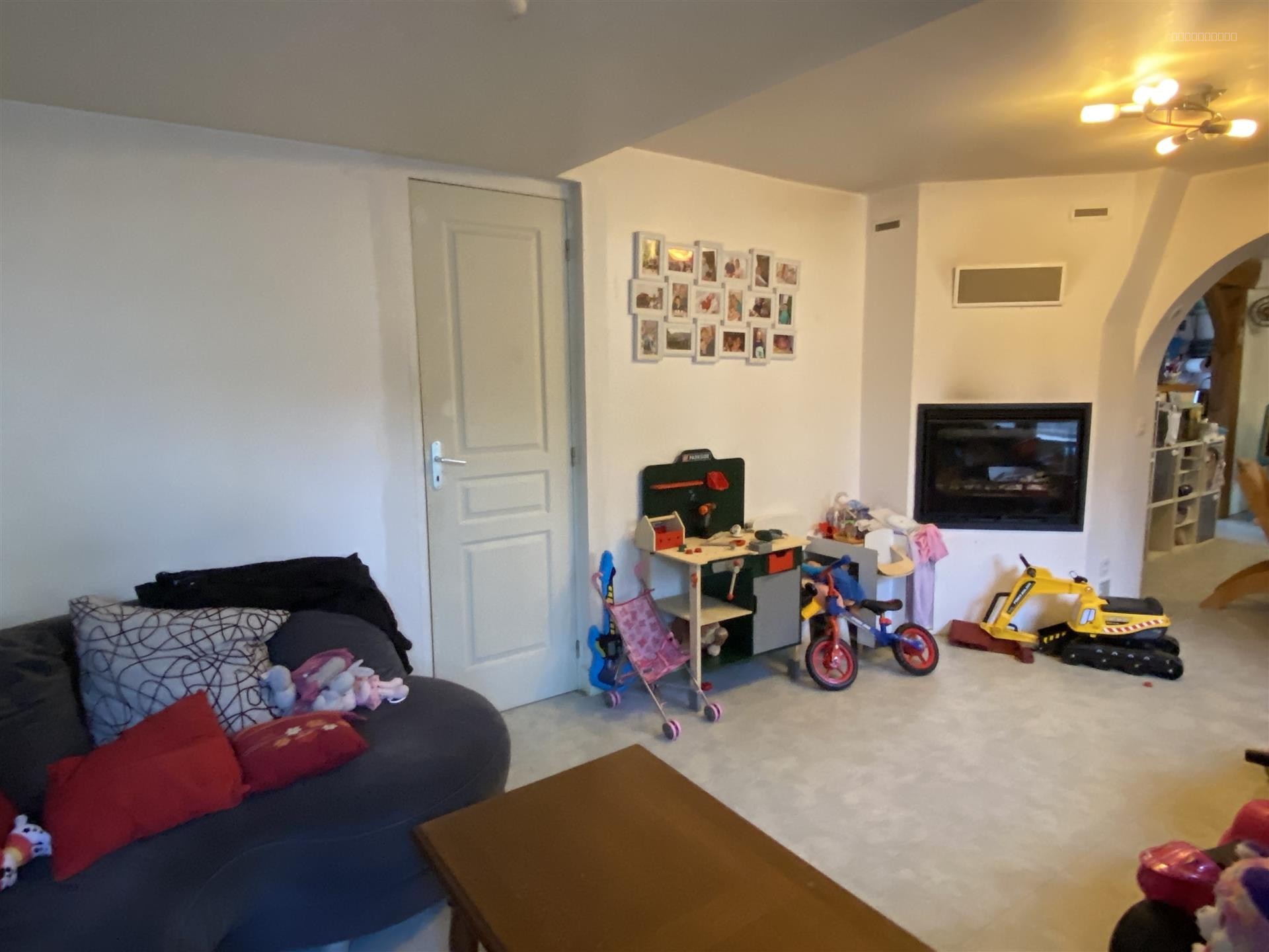Maison construite en briques et couverte en ardoises se situe en plein centre ville à 1mn à pied des commerces — photo 16