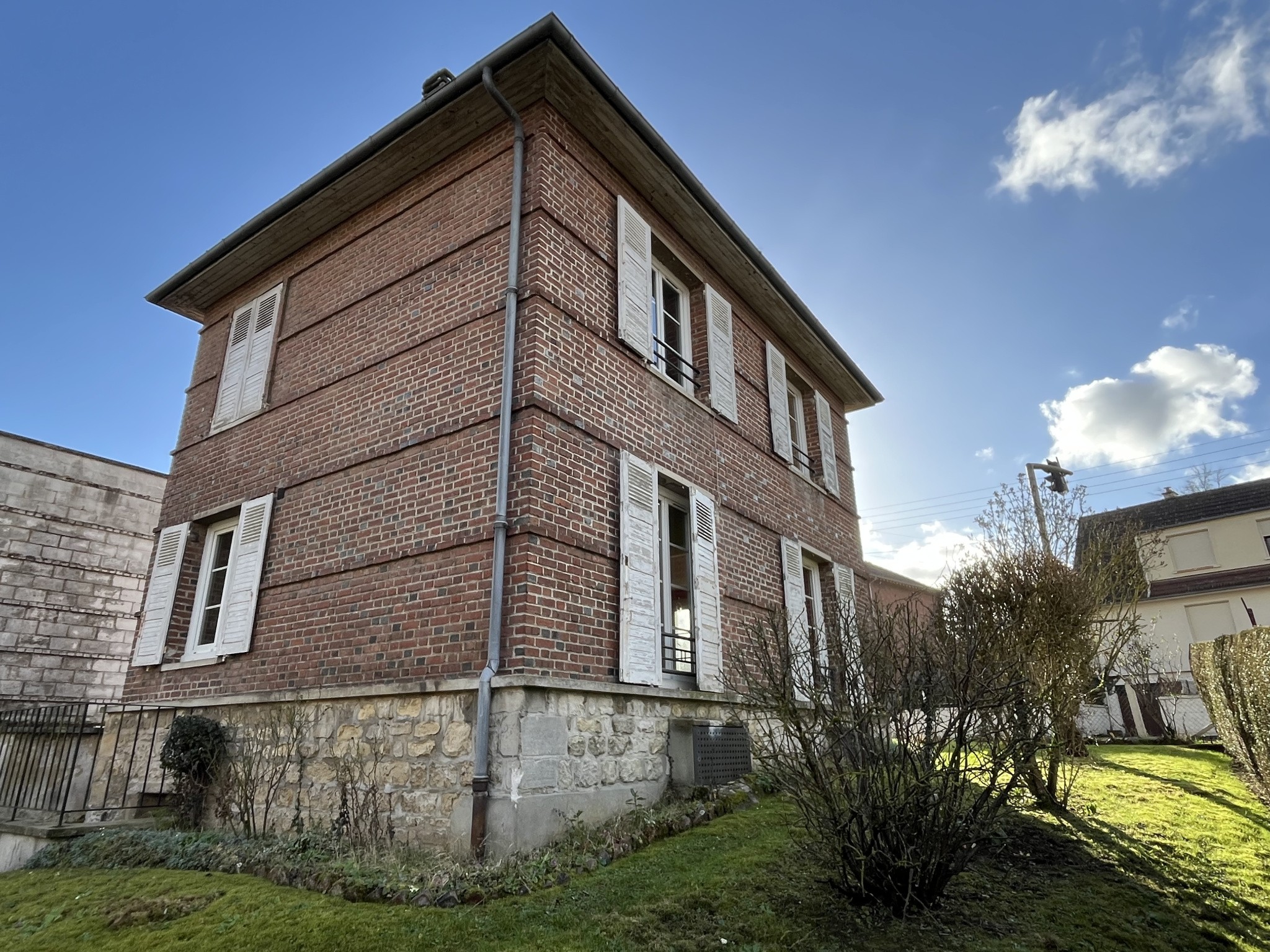 En plein coeur d'une ville commerçante. Cette maison en briques vous offre une habitation lumineuse avec son s — photo 12