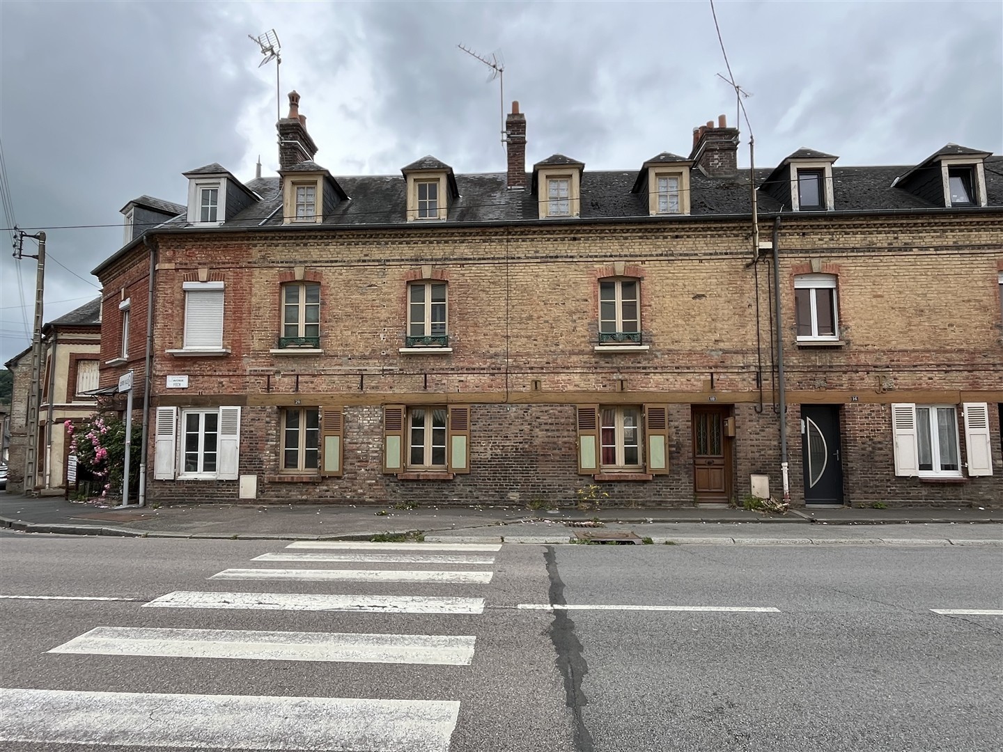 Maison construite en briques et couverte en ardoises se situe en plein centre ville à 1mn à pied des commerces — photo 3