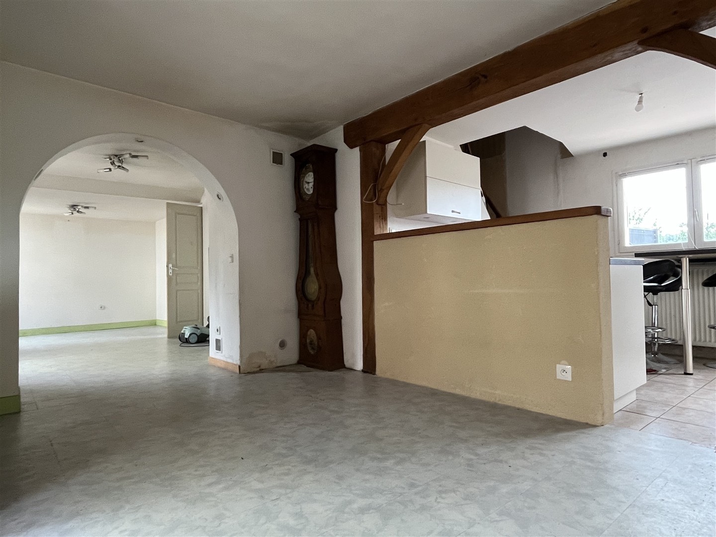 Maison construite en briques et couverte en ardoises se situe en plein centre ville à 1mn à pied des commerces — photo 18