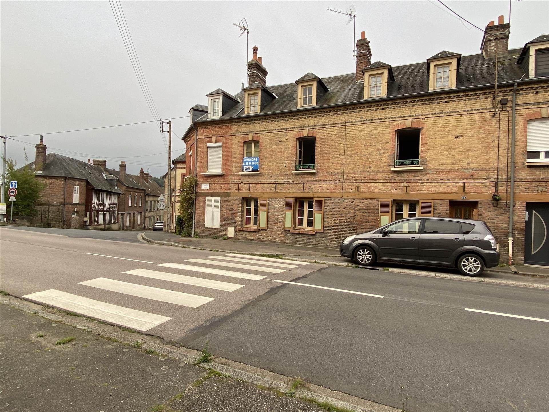 Maison construite en briques et couverte en ardoises se situe en plein centre ville à 1mn à pied des commerces — photo 14