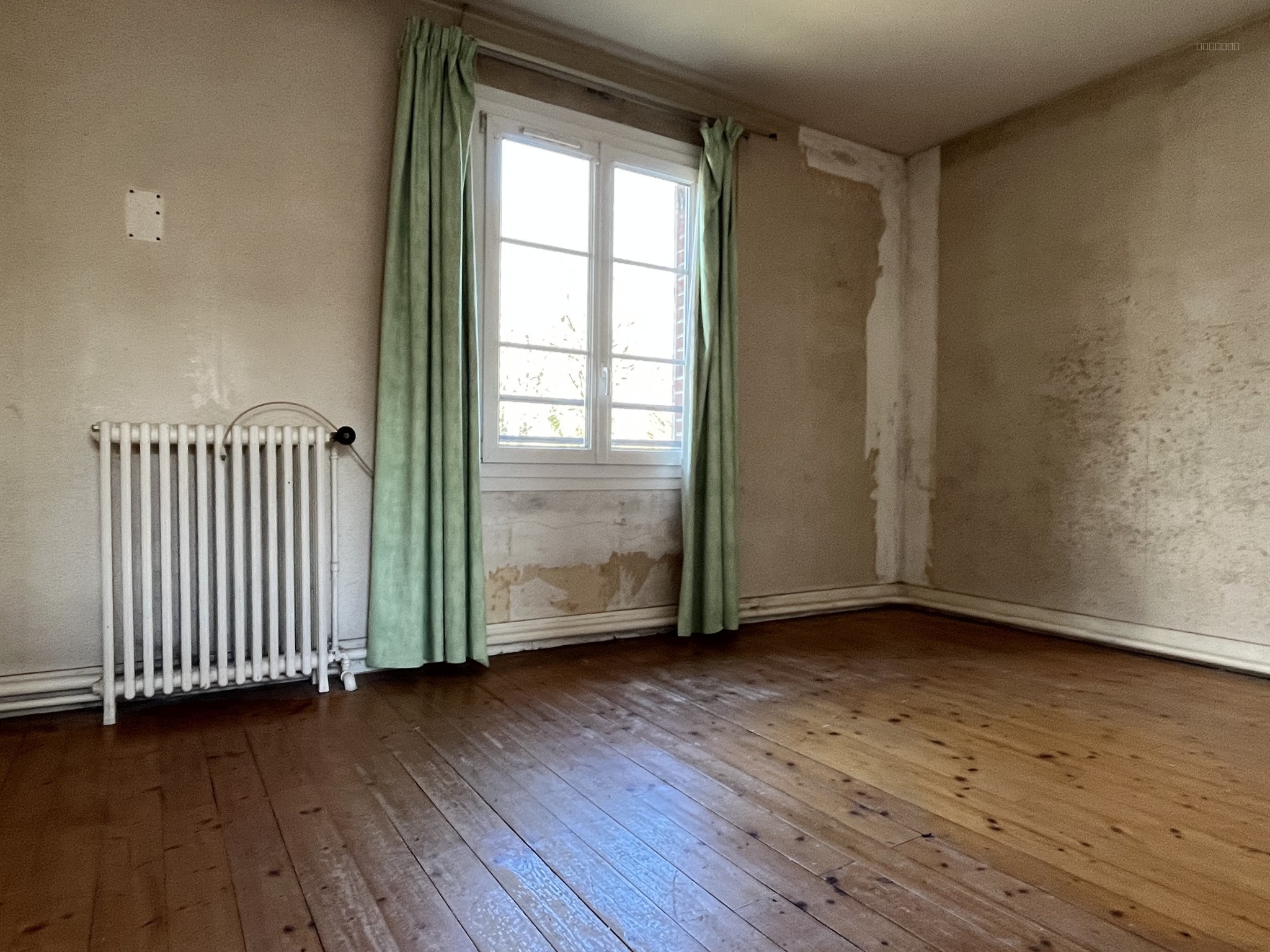 En plein coeur d'une ville commerçante. Cette maison en briques vous offre une habitation lumineuse avec son s — photo 5