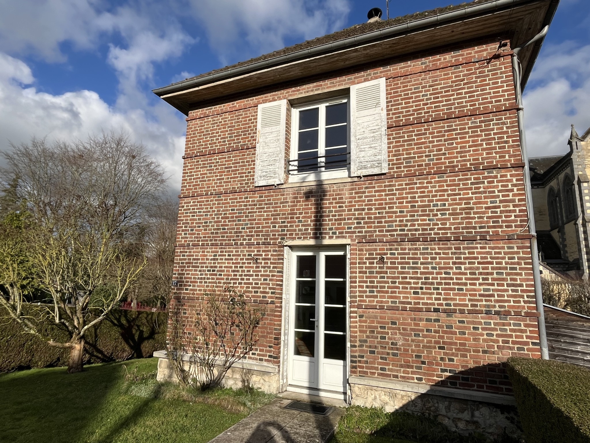 En plein coeur d'une ville commerçante. Cette maison en briques vous offre une habitation lumineuse avec son s — photo 11